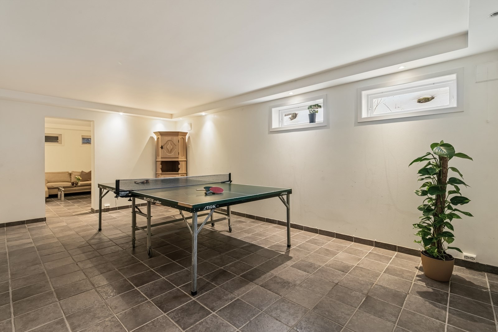 Kjelleren byr på store god plass til spill og lek. Galleribilde