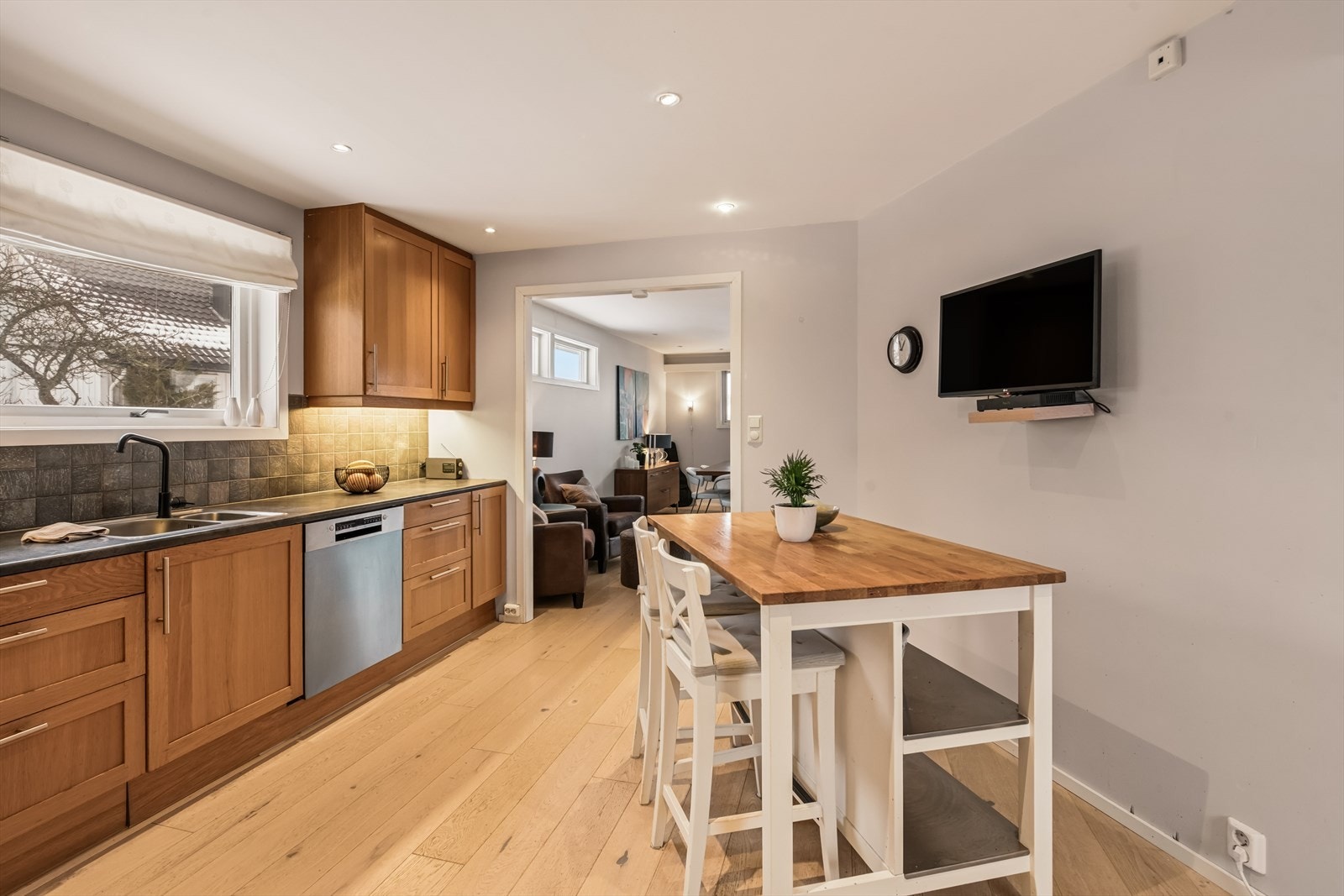 Fliser på veggen over benken beskytter og komplementerer innredningen. Galleribilde