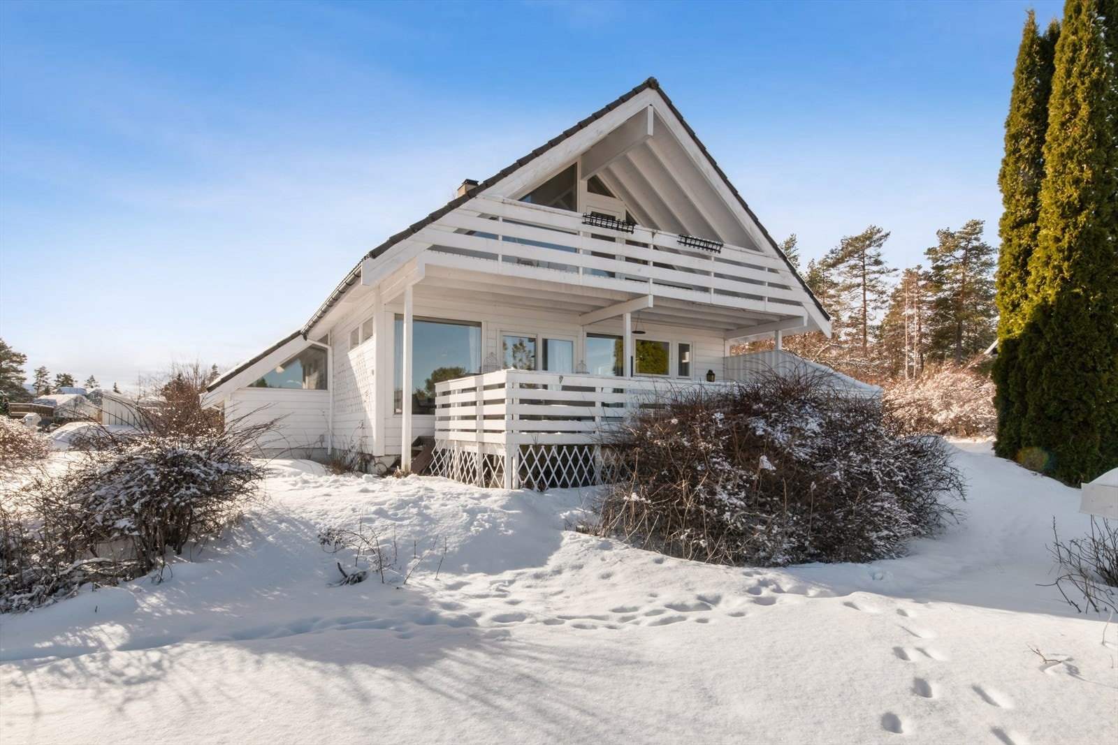 Enebolig over tre plan med en familievennlig planløsning og flere uteplasser. Galleribilde