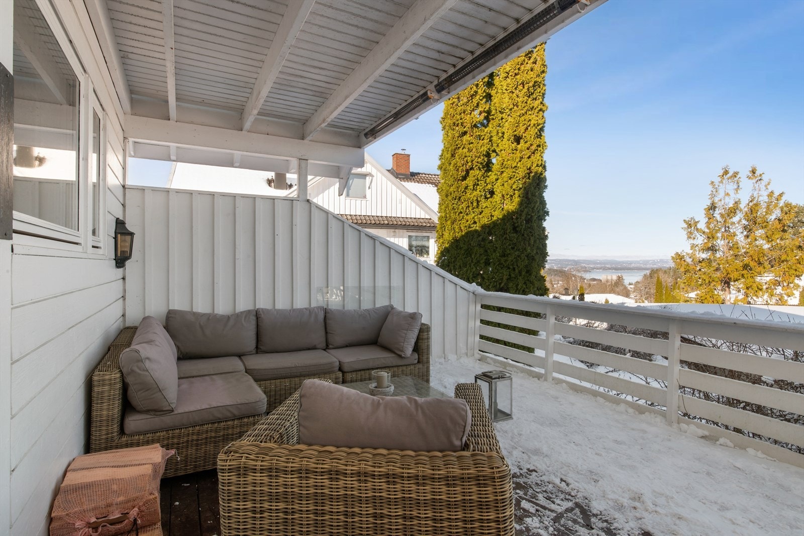 Den delvis overbygde terrassen utenfor stuen er en flott forlengelse av oppholdsrommet. Galleribilde