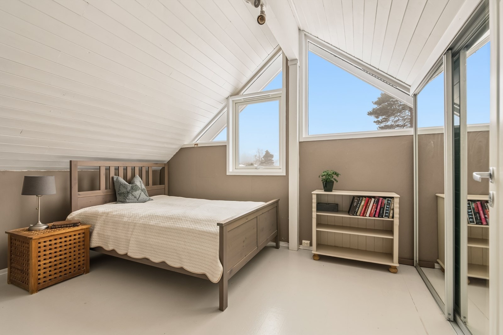 Etasjen rommer totalt tre soverom, alle med overflater pusset opp i 2007. ( Se tekst under ferdigattest) Galleribilde