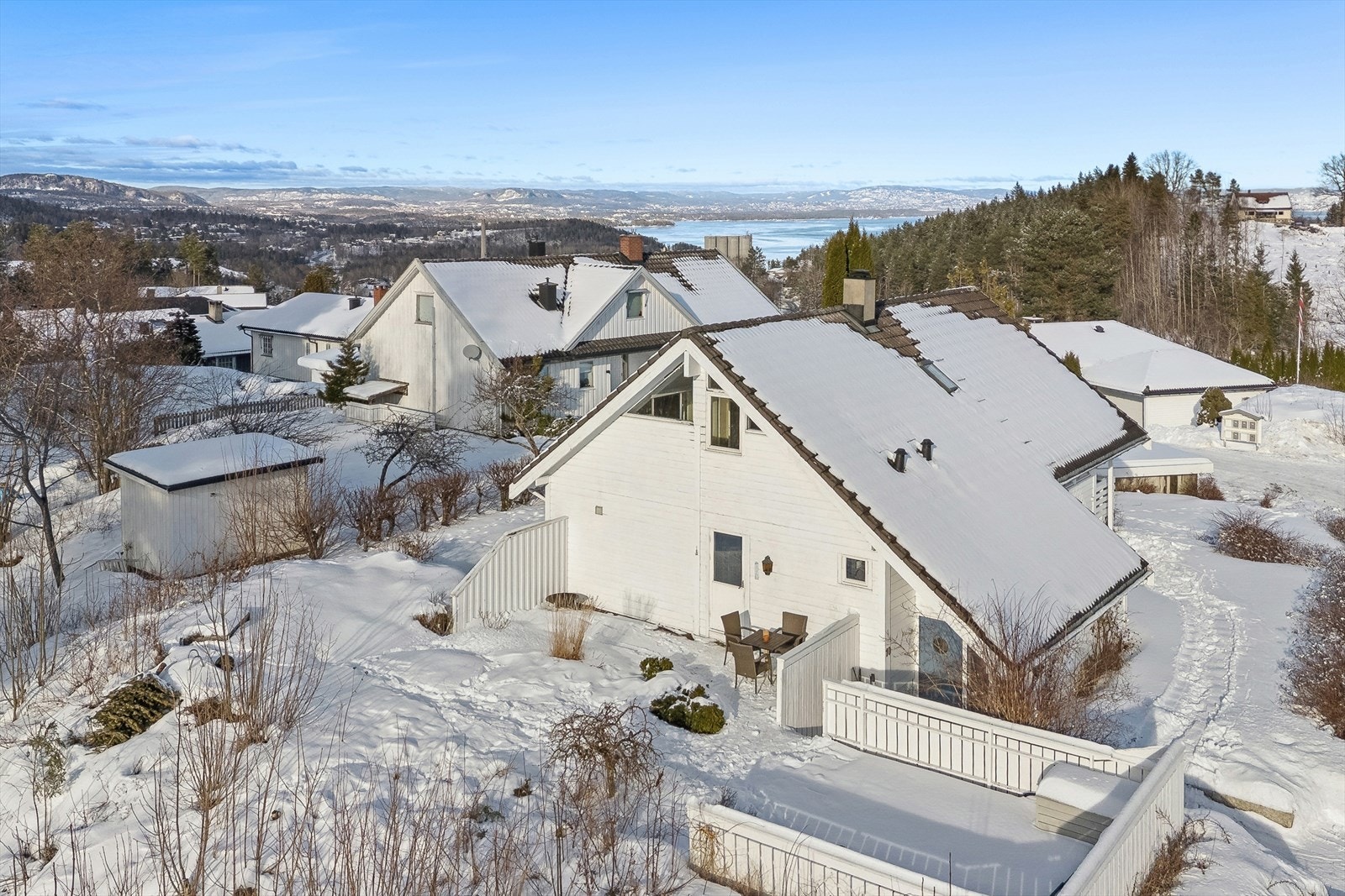 Boligen er en del av et etablert og rolig boligområde på Morbergtoppen. Galleribilde
