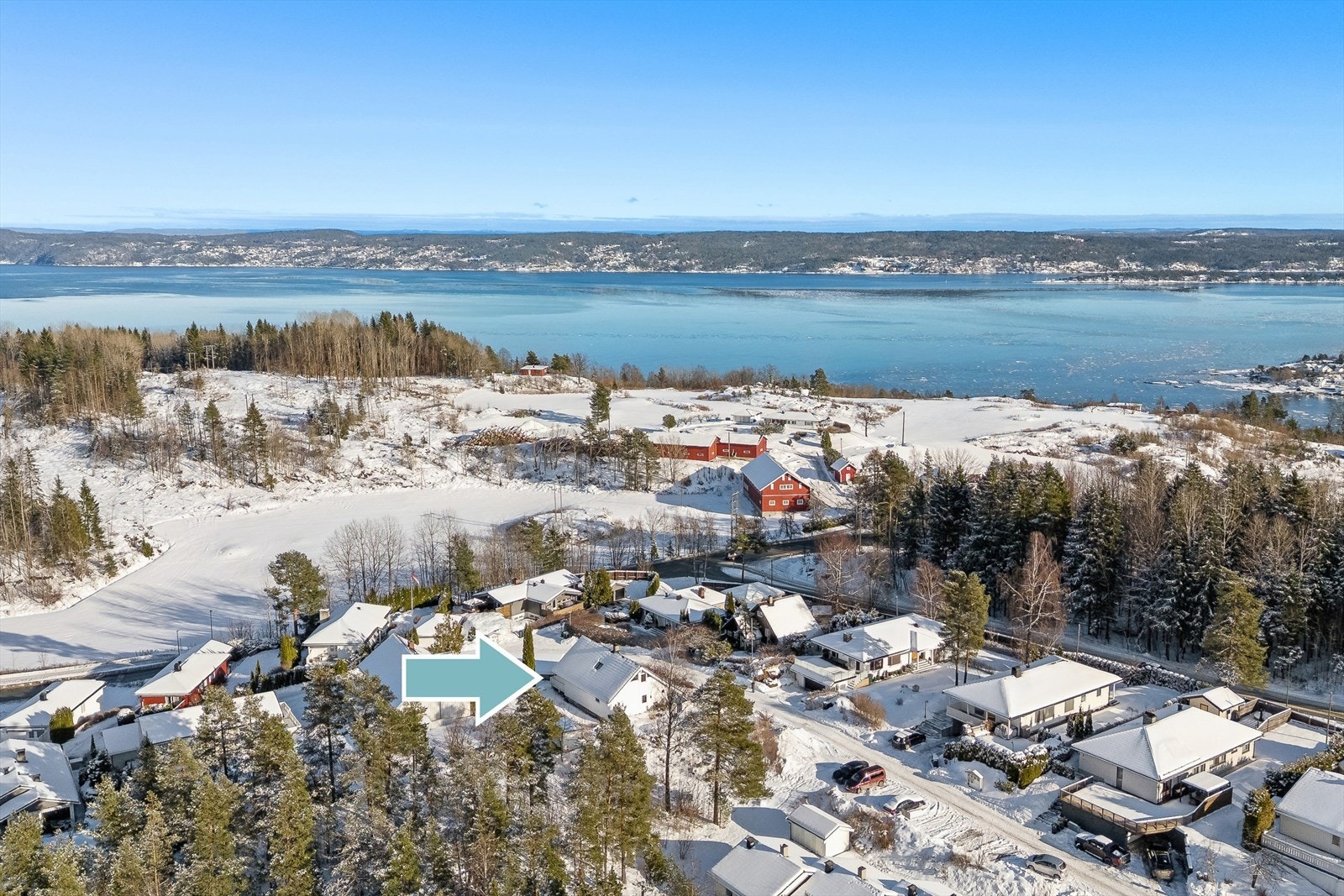 Beliggenheten gir nærhet til både fjorden og skogen, med flotte turmuligheter. Galleribilde
