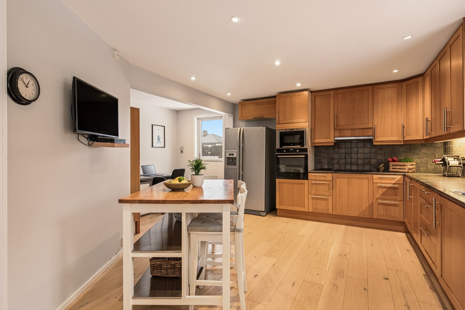 Fra kjøkkenet er det også utgang til en egen terrasse på cirka 16 m². Galleribilde