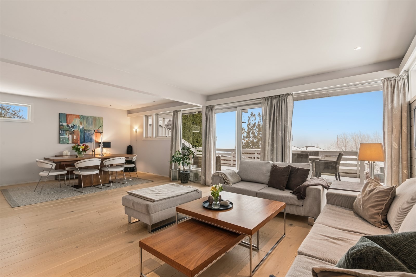 Stuen er et luftig og sosialt rom med delvis åpen løsning mot kjøkkenet. Galleribilde