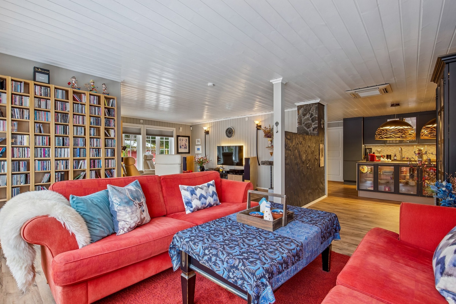 Stue har åpen løsning til kjøkken Galleribilde