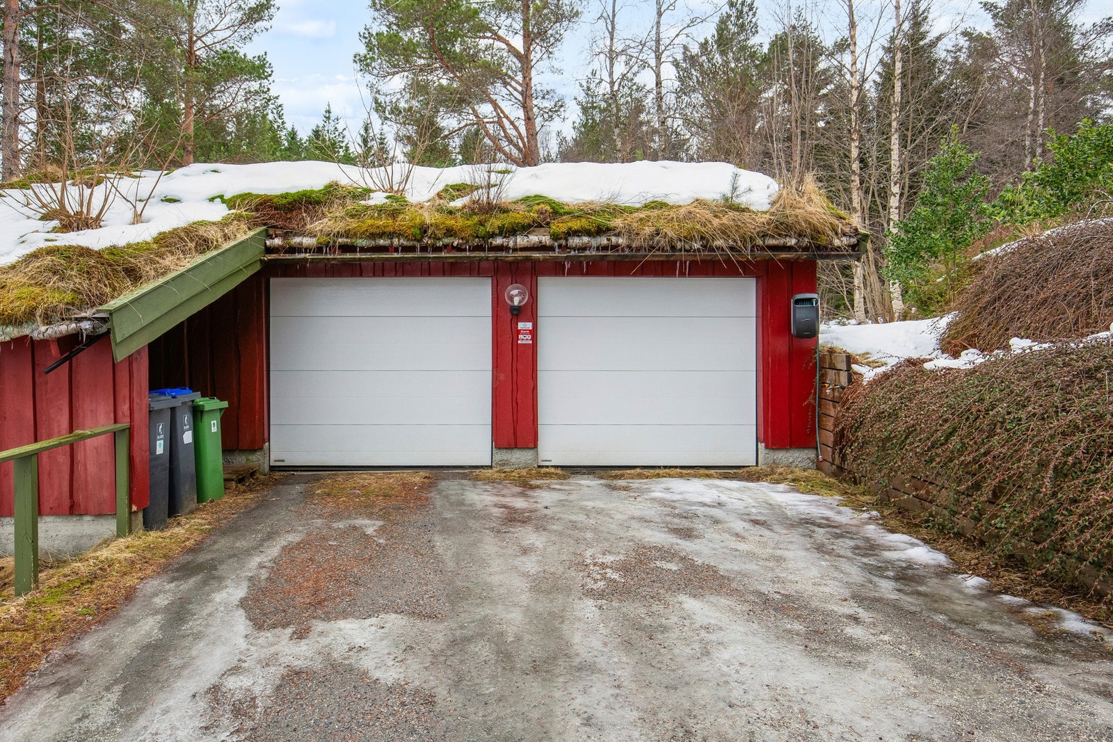 Dobbelt garasje m/tilhørende bod Galleribilde