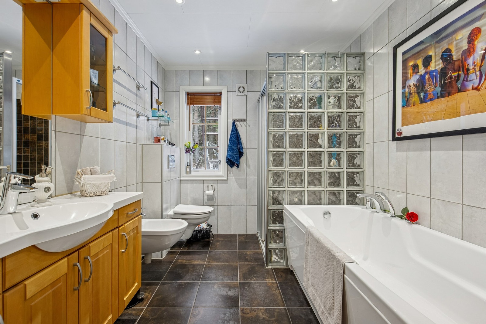 Bad m/innredning og nedfelt servant, badekar og dusjnisje samt vegghengt wc. Galleribilde