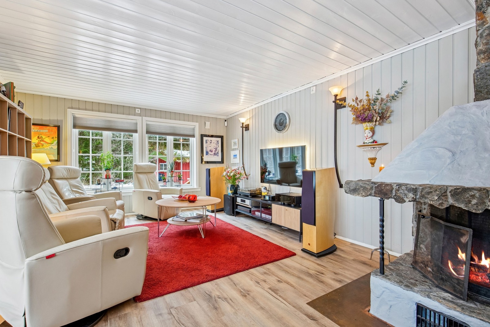 Lys og koselig stue med peis Galleribilde