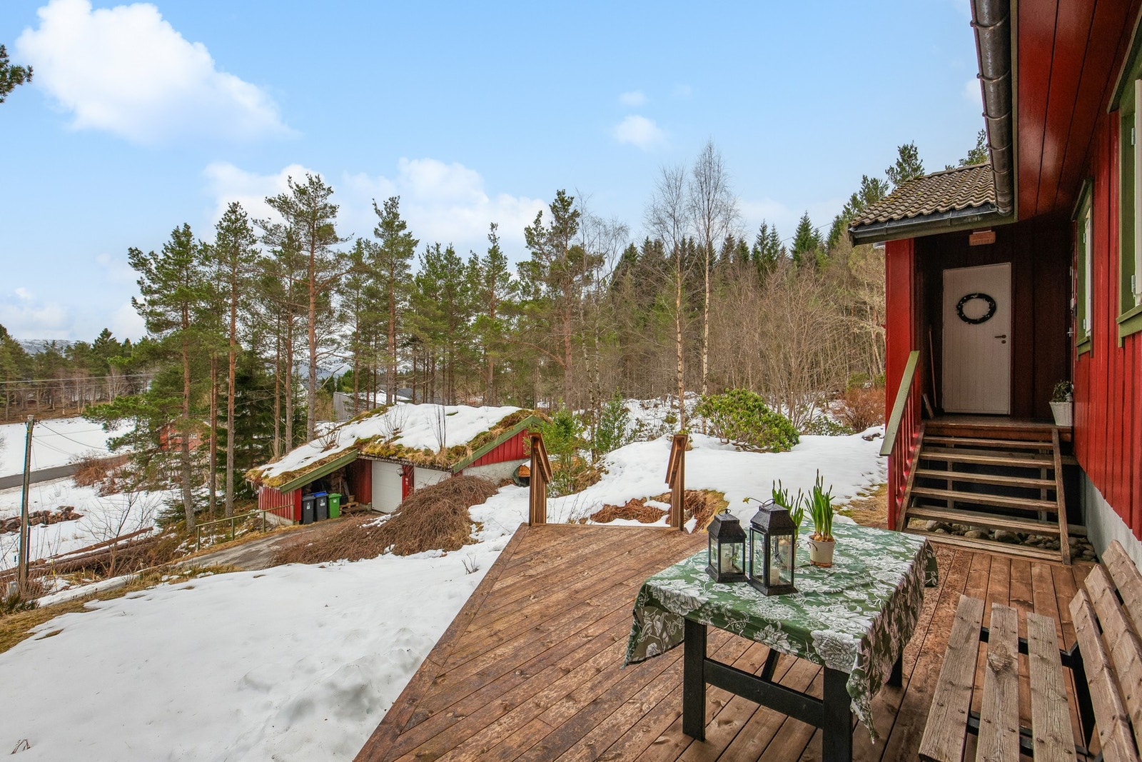 Stor terrasse rundt deler av boligen Galleribilde