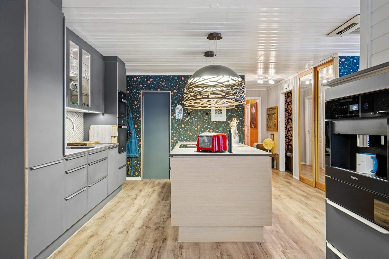 Meget flott kjøkken m/kjøkkenøy, god skap og benkeplass og integrerte hvitevarer Galleribilde