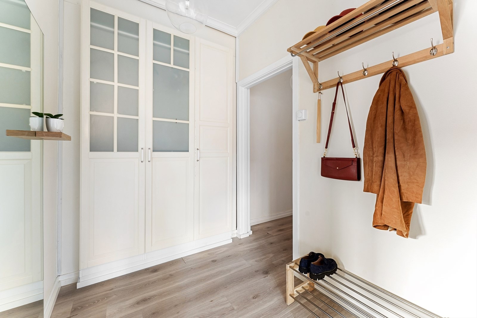 Velkommen inn! Her blir du møtt av en romslig entré som gir et godt førsteinntrykk av boligen. Galleribilde