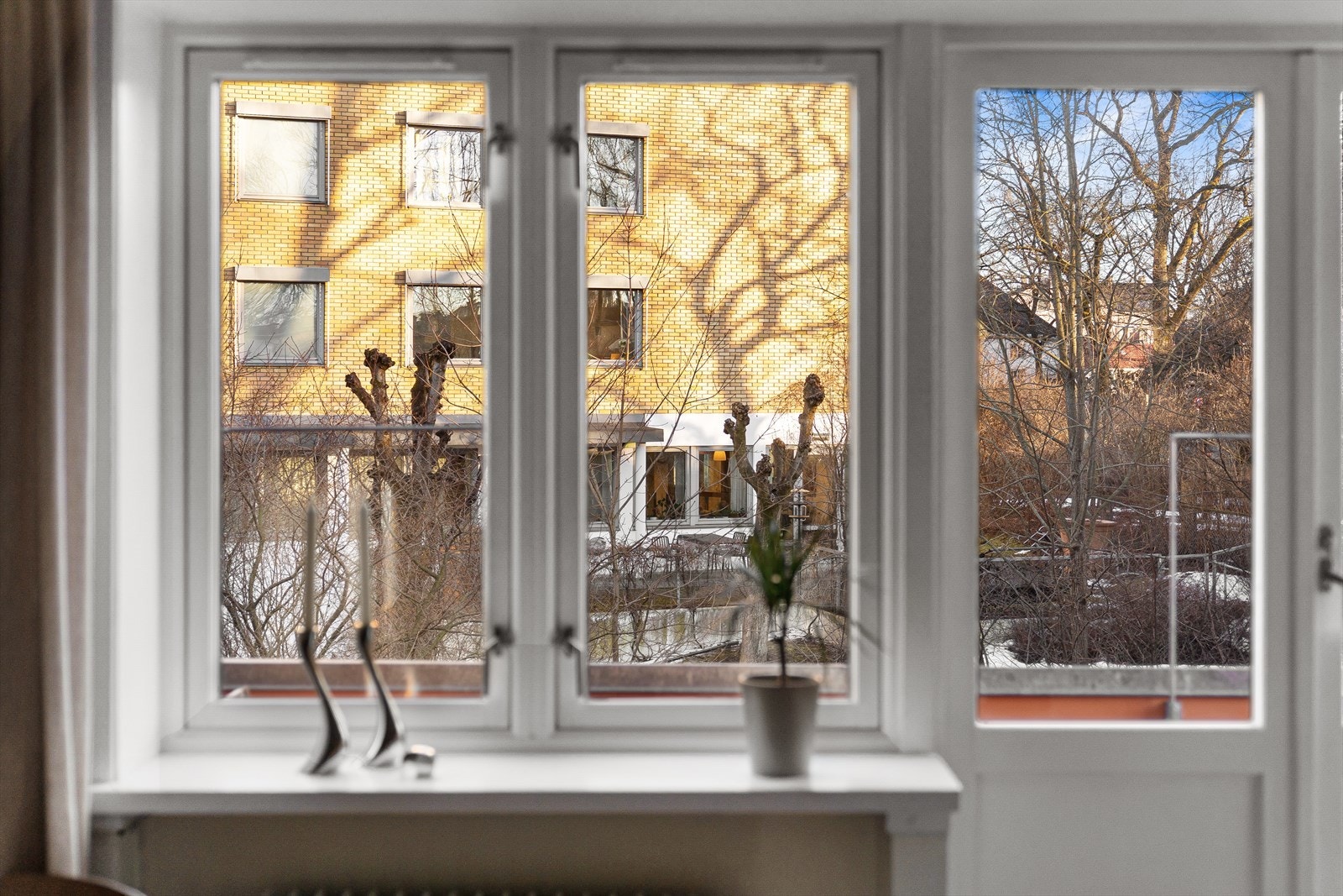 Boligen har en meget attraktiv og rolig beliggenhet på Majorstuen i enveiskjørt gate like ved Vestkanttorvet. Galleribilde