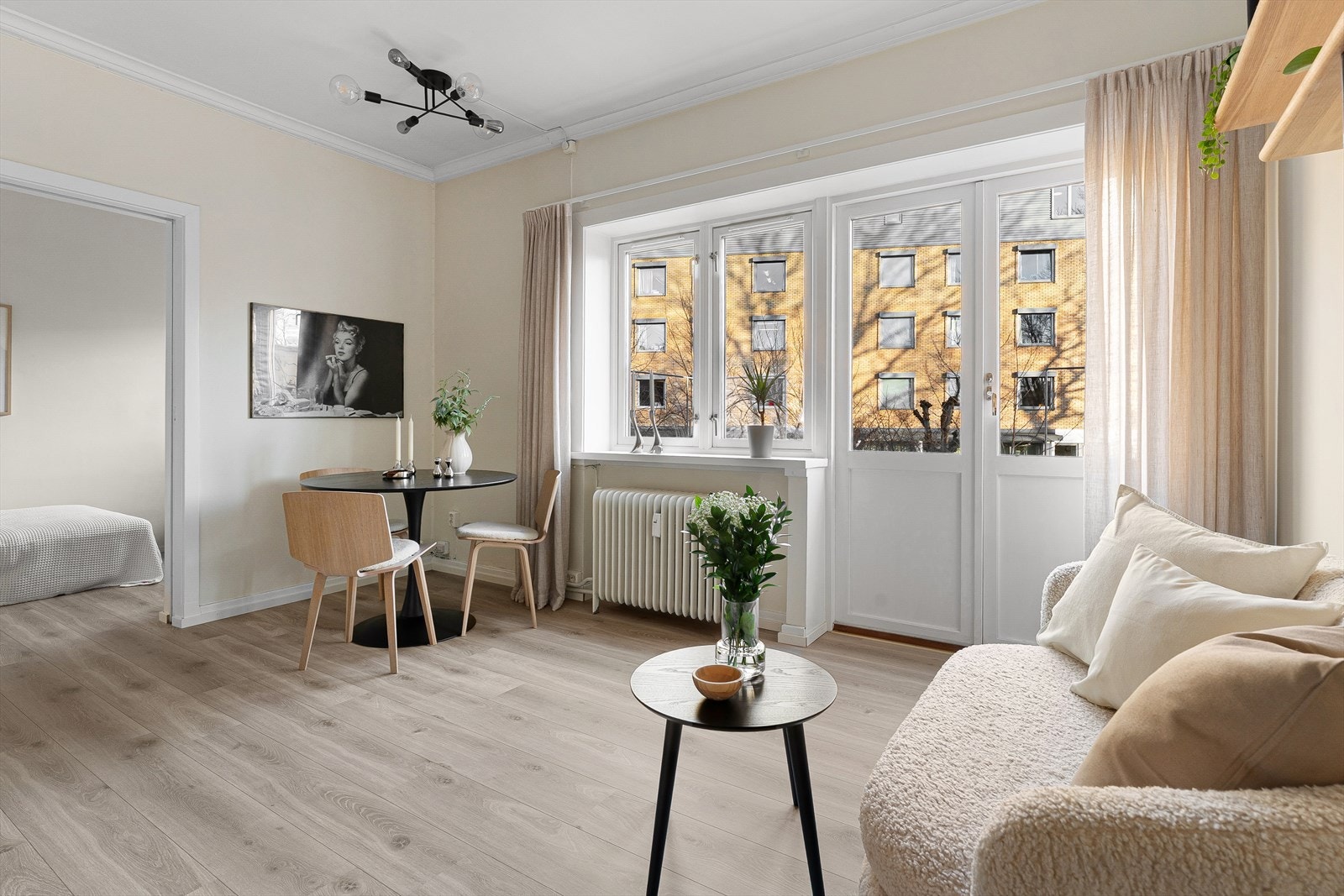 Fra leiligheten er det utgang til en sydøstvendt balkong med fint utsyn mot hyggelig grøntområde i bakgården og øvrig nabolag. Galleribilde