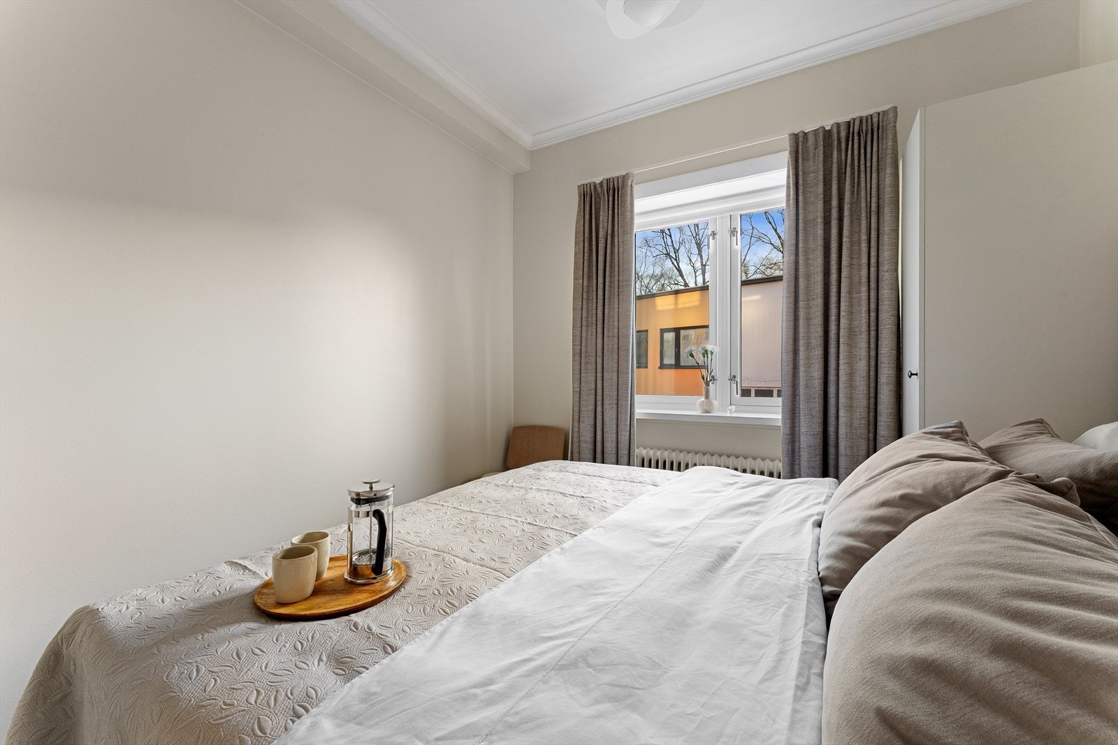 Hovedsoverom. Her er det etablert to romslige garderobeskap som sikrer god oppbevaring. Galleribilde