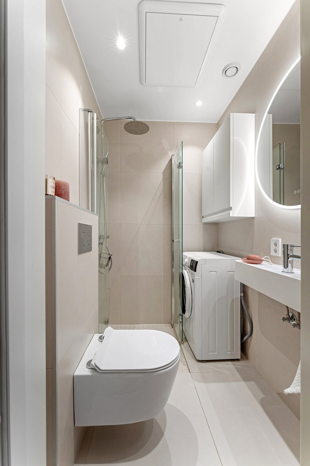 Moderne og nyoppusset bad fra 2024 med stilrene og delikate løsninger. Galleribilde