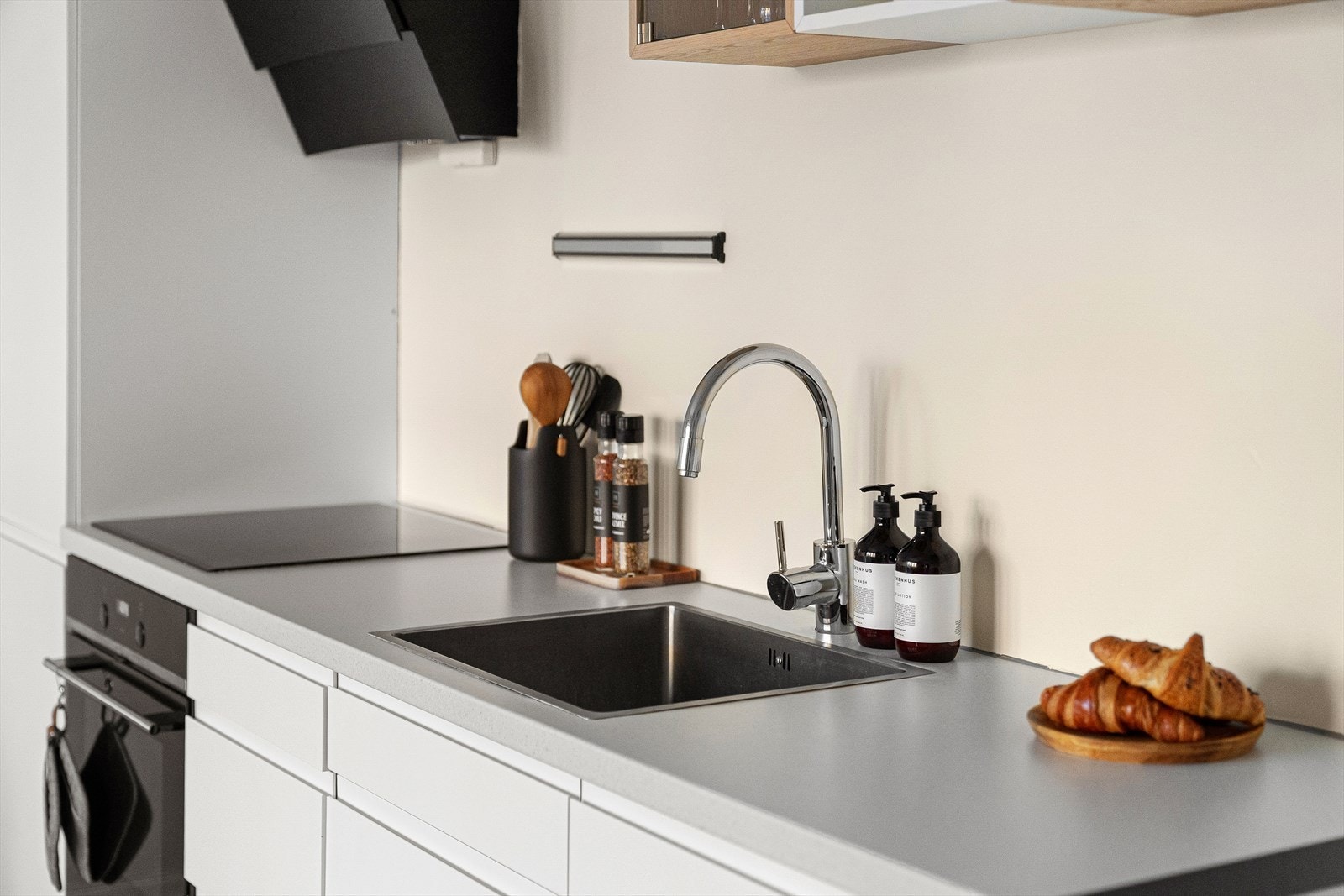 Kjøkkenet har en moderne og stilren innredning fra 2019 med glatte fronter og praktisk laminatbenkeplate med nedfelt kum i rustfritt stål. Galleribilde