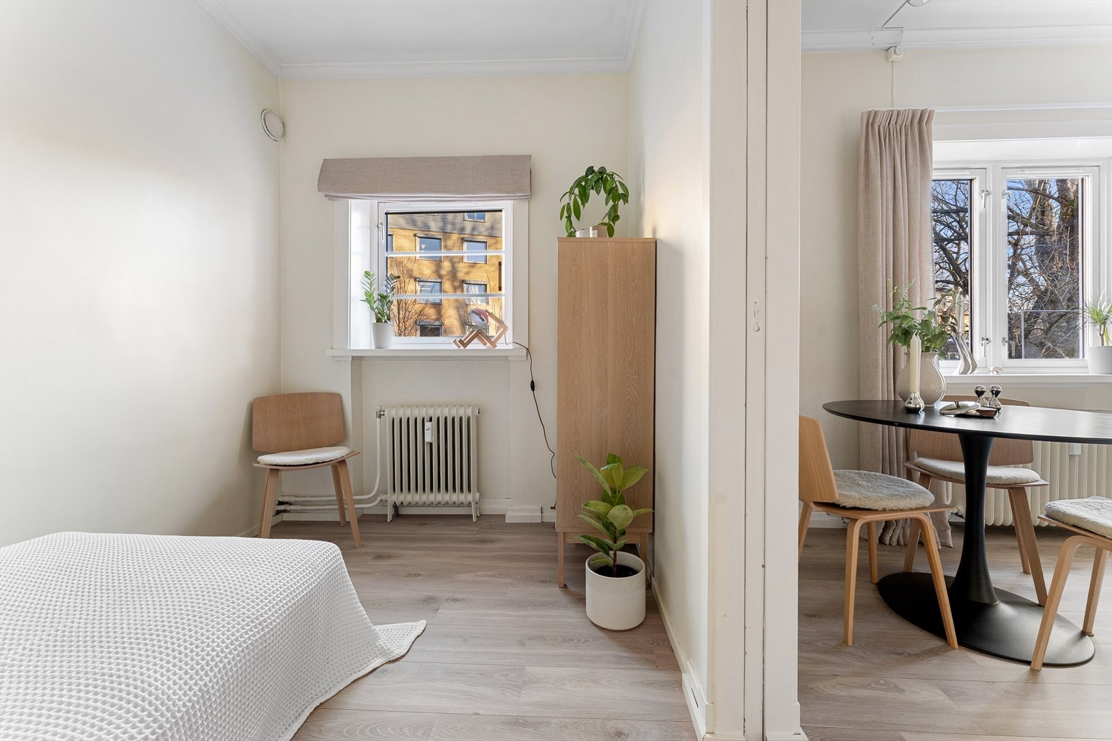 Ligger i praktisk tilknytning til stuen og skilles ved en skyvedør. Galleribilde