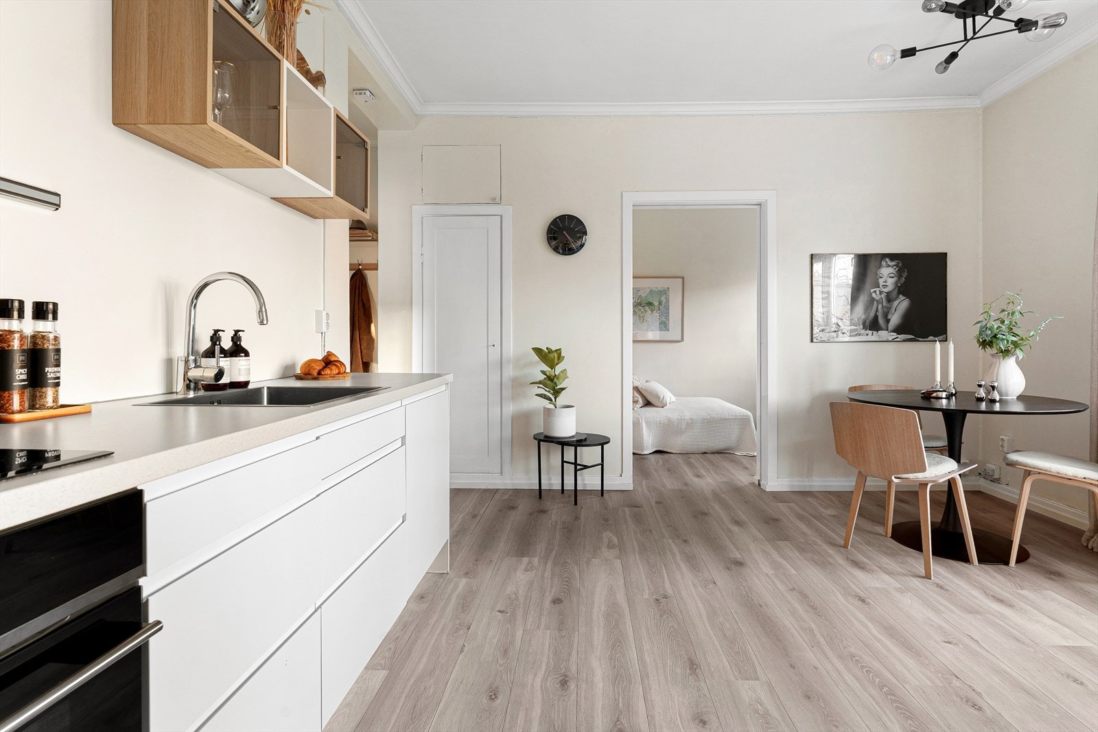 Kjøkkeninnredningen er fra 2019 og gir leiligheten et tidsriktig uttrykk med smarte løsninger og god utnyttelse av plassen. Galleribilde