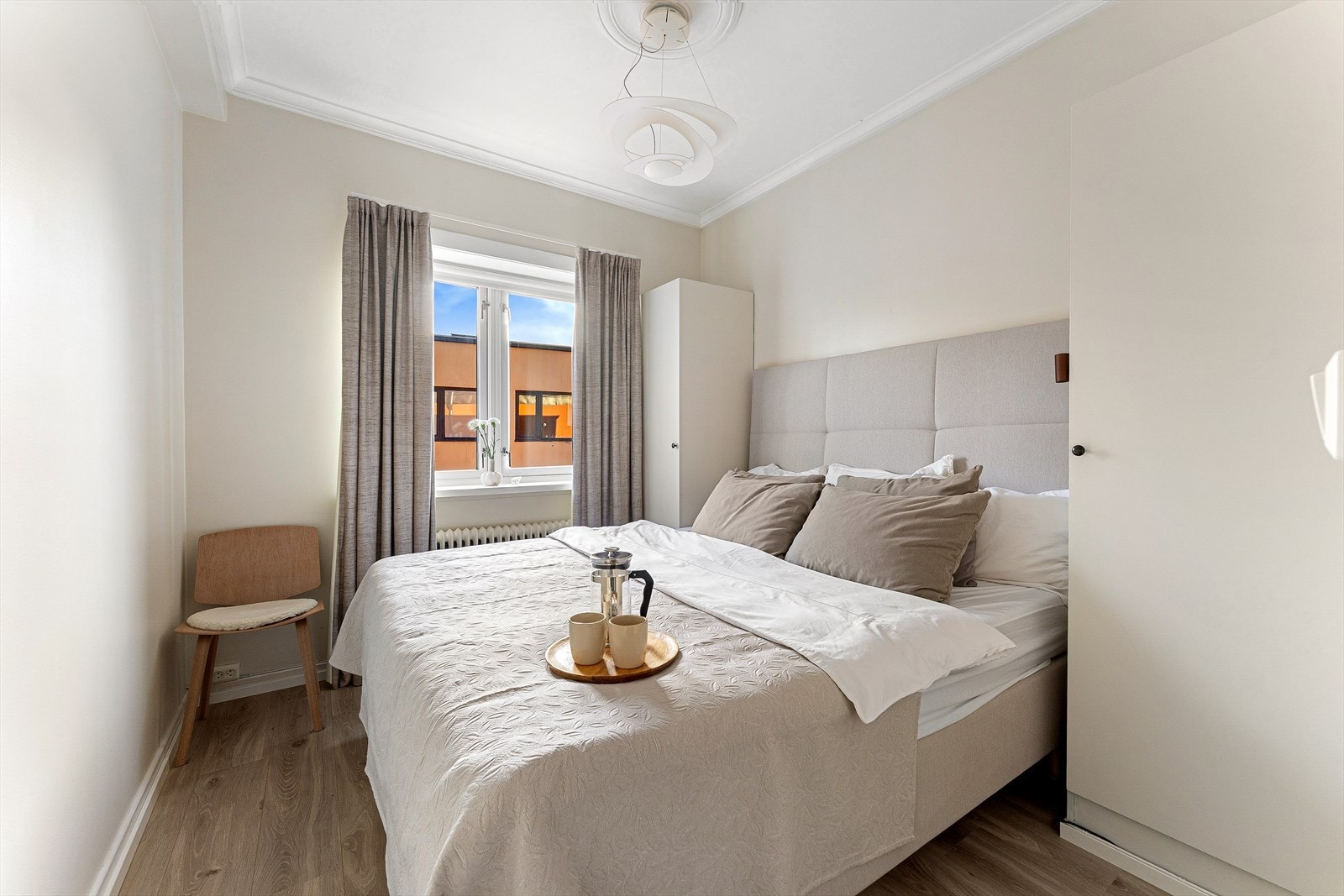 Hovedsoverommet er av god størrelse med god plass til dobbeltseng og tilhørende møblement. Galleribilde