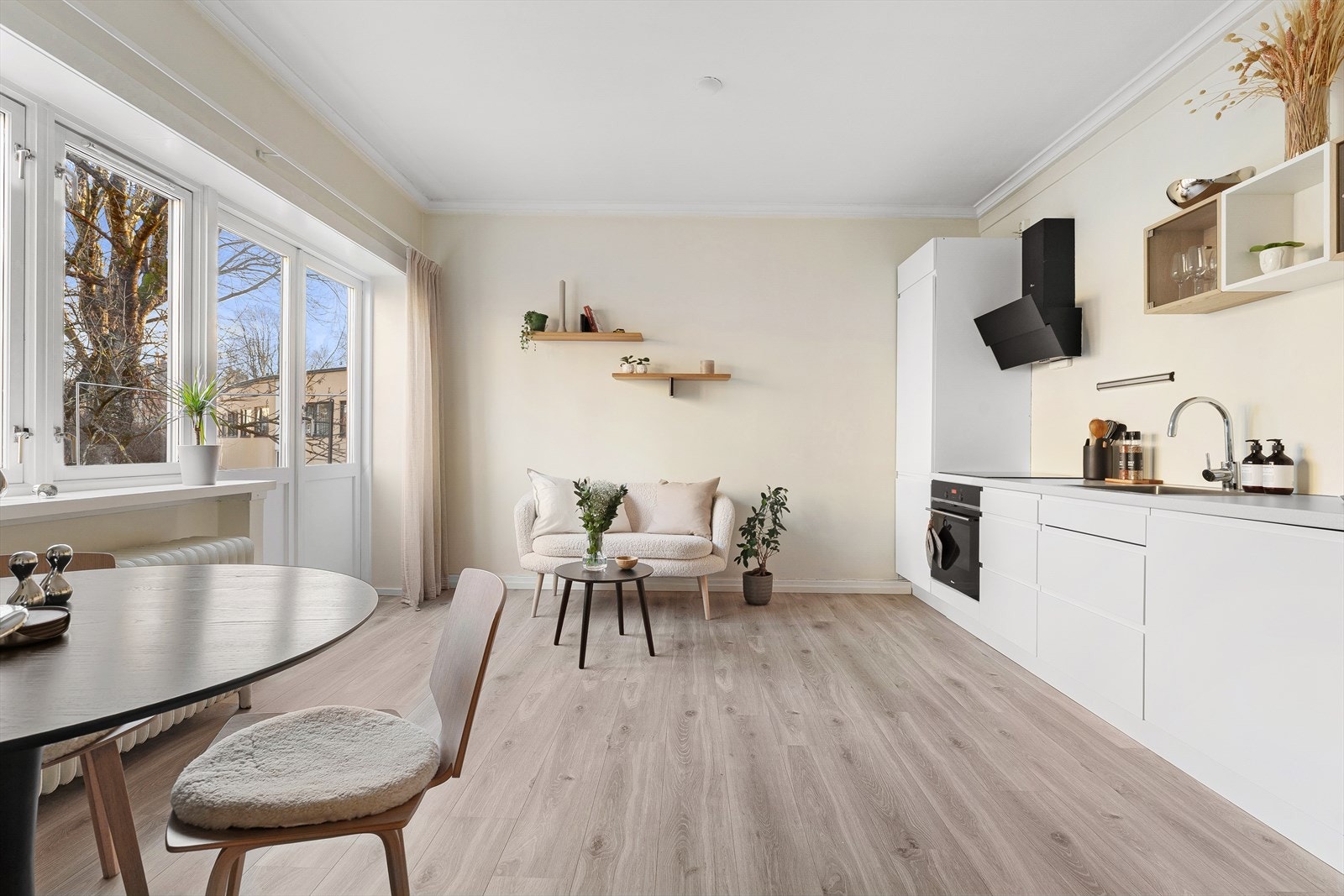 Leiligheten ble oppgradert i 2019, hvor kjøkkenet ble flyttet ut i stuen for en mer moderne og sosial planløsning. Galleribilde