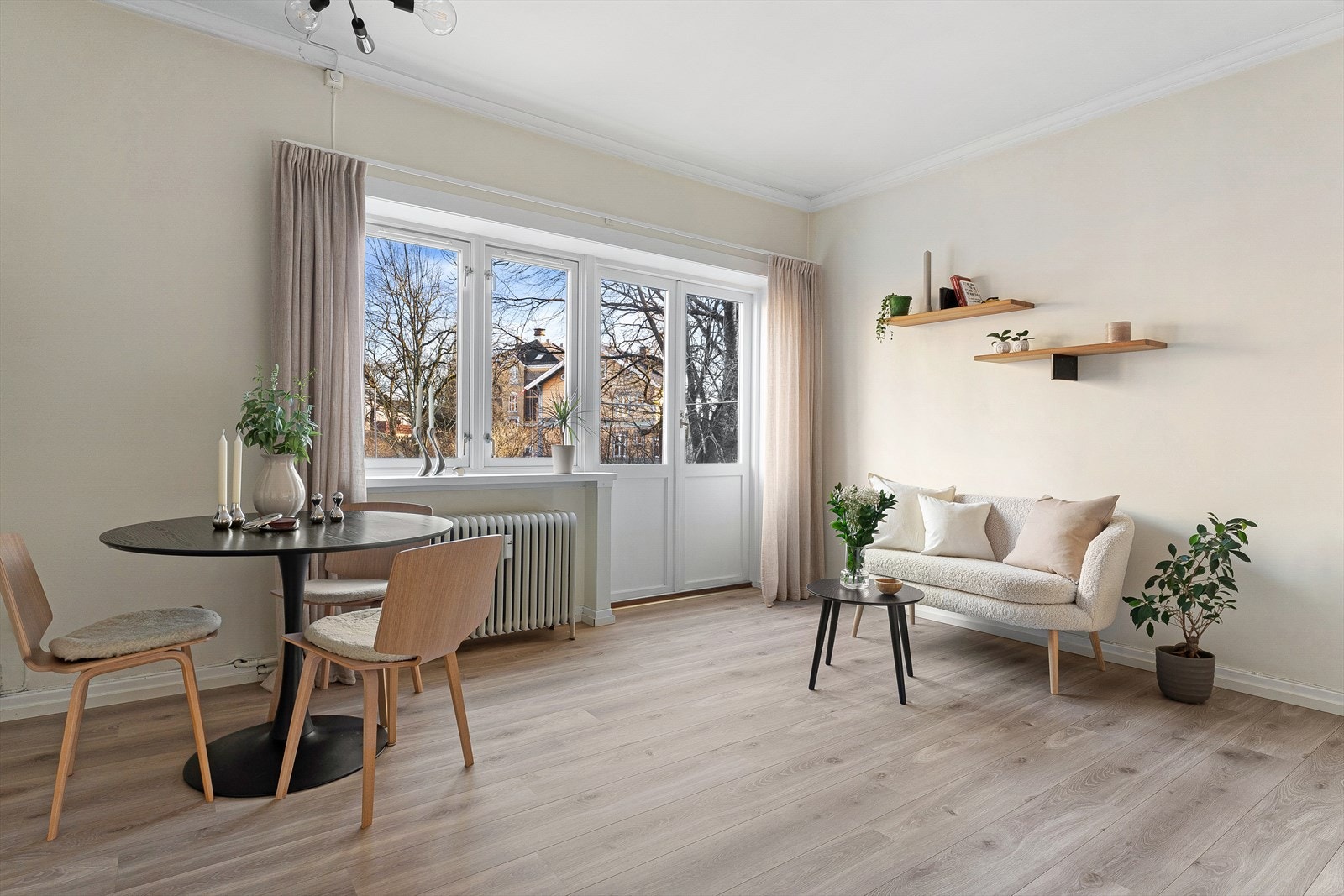 Sisilie Berg v/Nordvik Frogner har gleden av å presentere Fearnleys gate 5A. En lys og innbydende 3-roms selveier i flott funkisbygg fra 1931, rett ved Vestkanttorvet.
Foto: ZOVENFRA Galleribilde