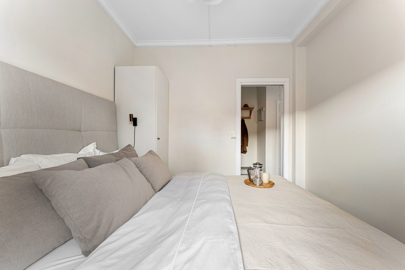 Soverommet vender ut mot rolig gate, et ideelt sted for ro og avslapning. Galleribilde