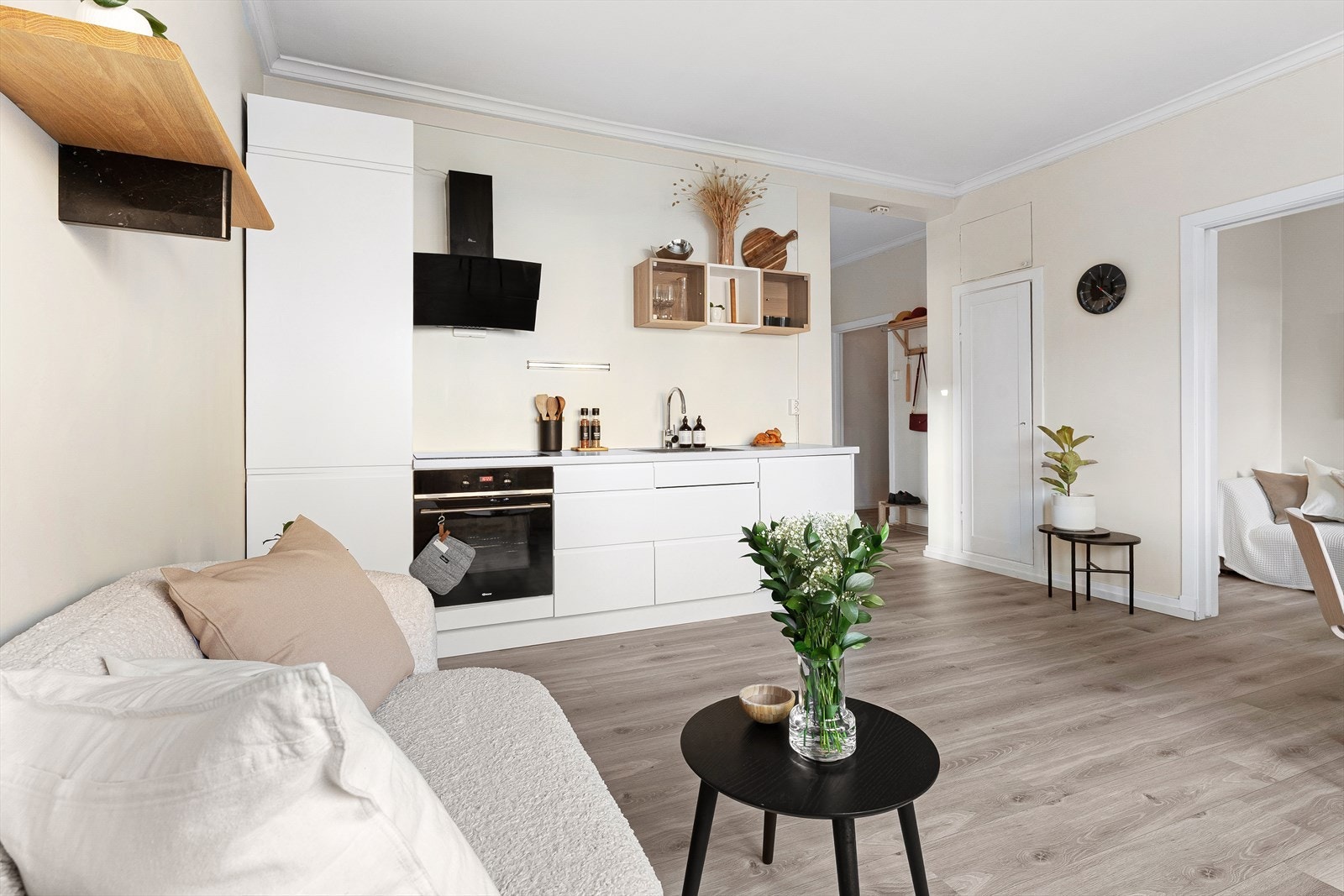 Flott og gjennomført 3-roms selveierleilighet med balkong, bad fra 2024, kjøkken fra 2019 og en svært attraktiv, rolig beliggenhet. Galleribilde