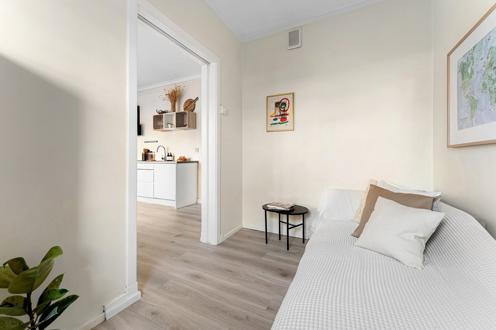 Soverom ll er malt i behagelige fargetoner og vender mot rolig og frodig bakgård. Galleribilde