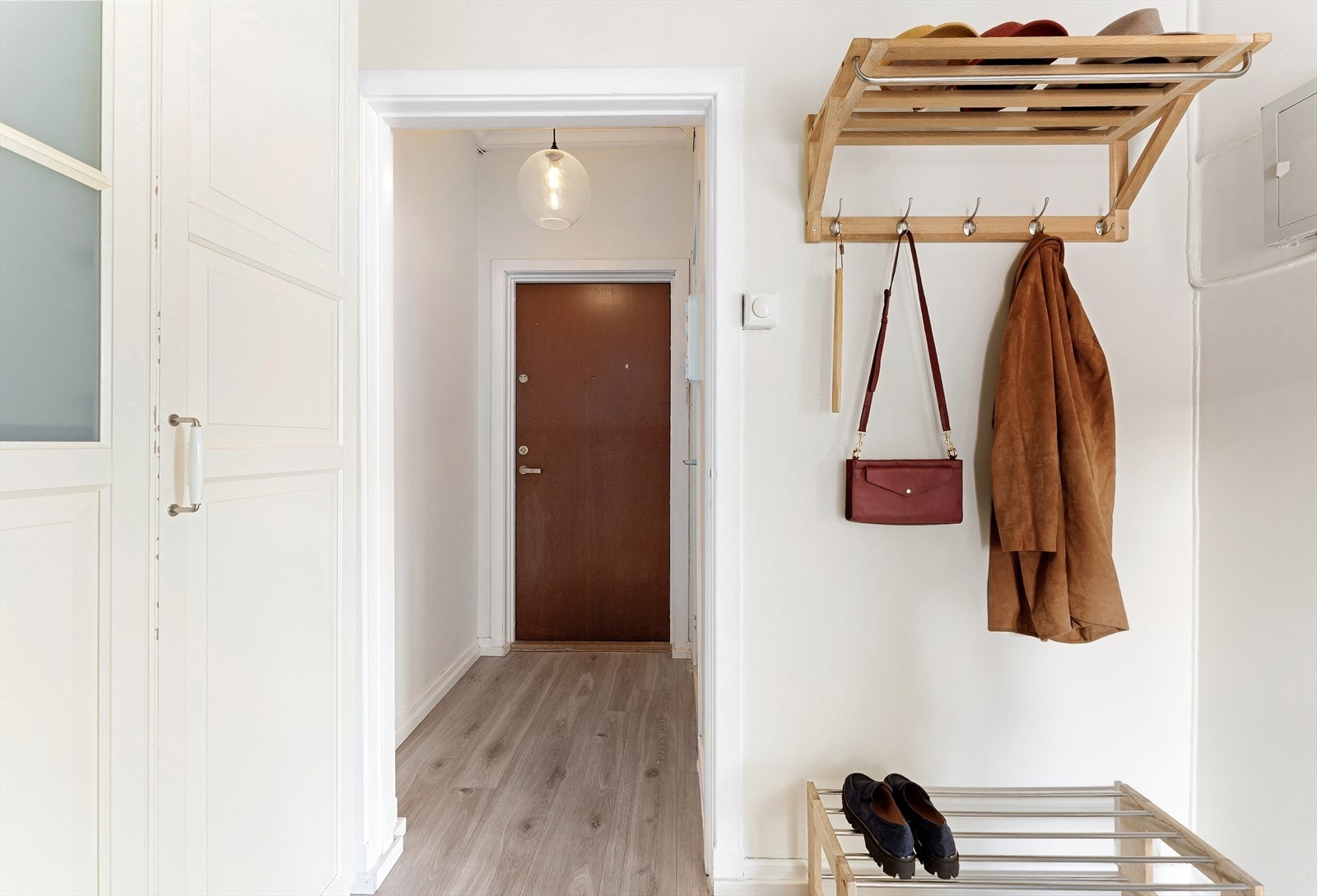 God plass til oppbevaring av yttertøy i både oppheng og garderobeskap. Galleribilde