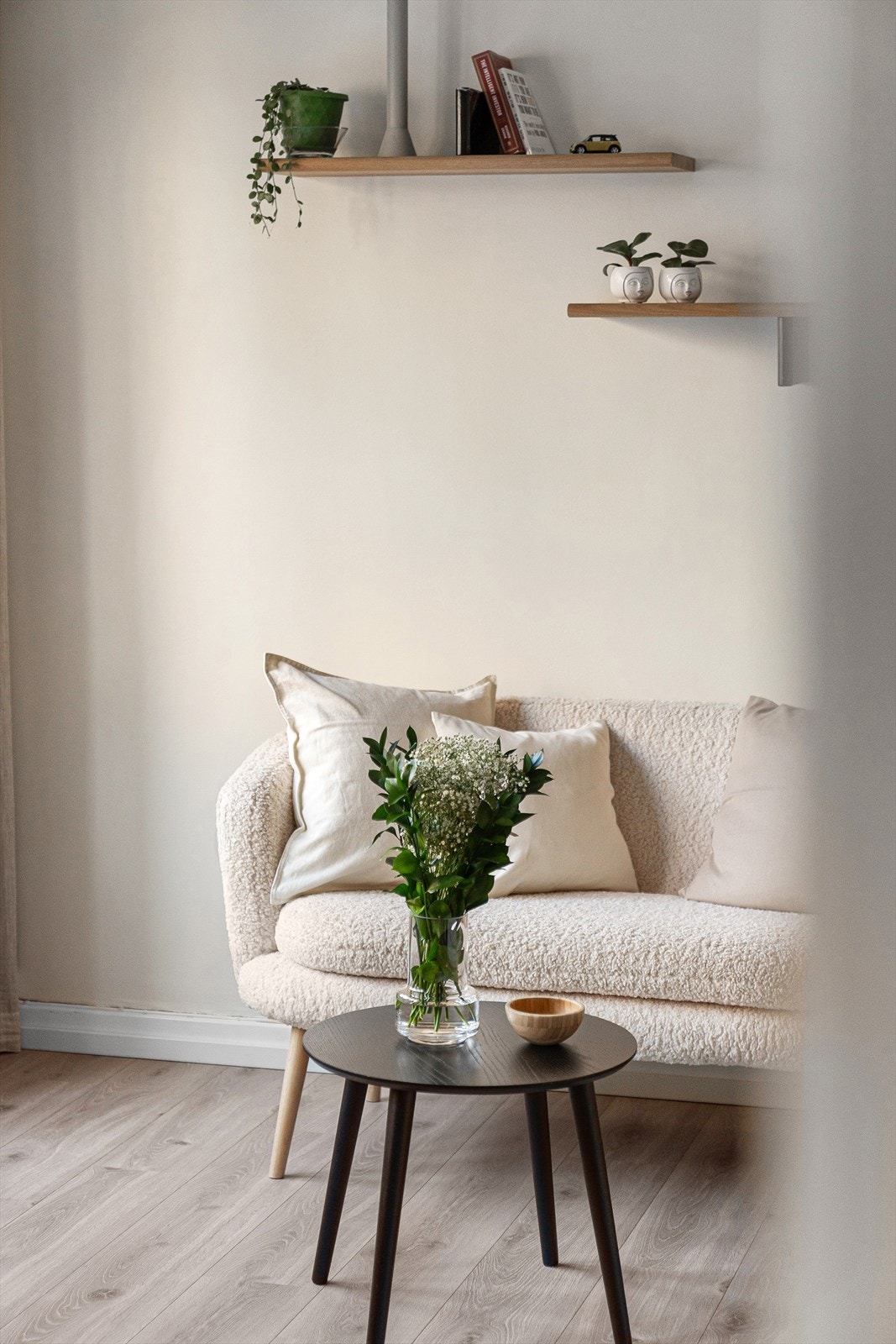 Rommet er lett å møblere med naturlige soner for både sofagruppe og spiseplass, og planløsningen gir en fin flyt som gjør arealet enkelt å utnytte i hverdagen. Galleribilde