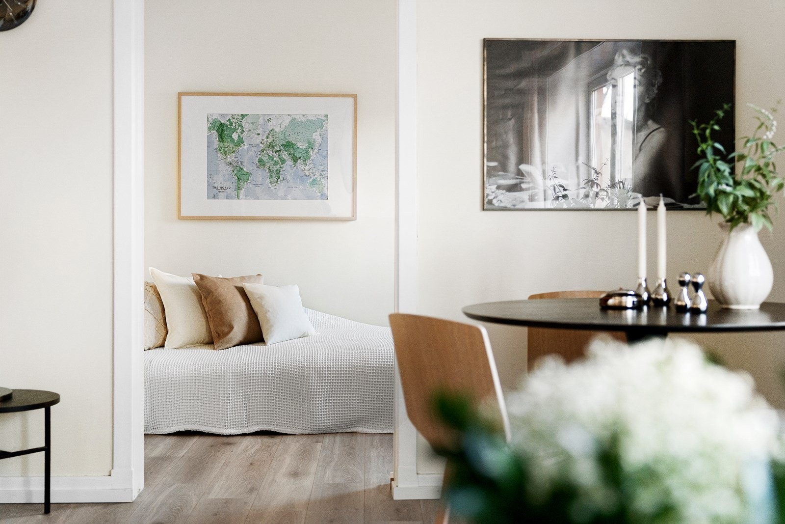 Boligen har en gjennomgående stil med lune fargetoner, lyse overflater og god romfølelse. Galleribilde