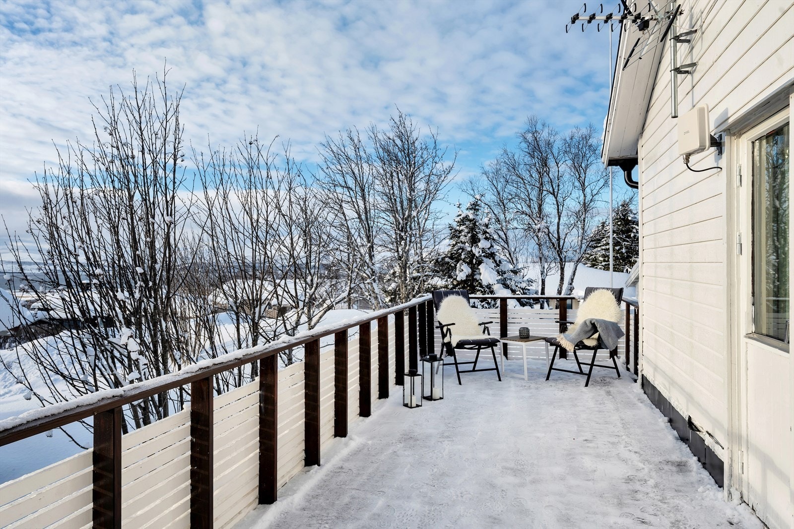 Her har du god plass til sittegruppe og annet ønsket utemøblement. Galleribilde