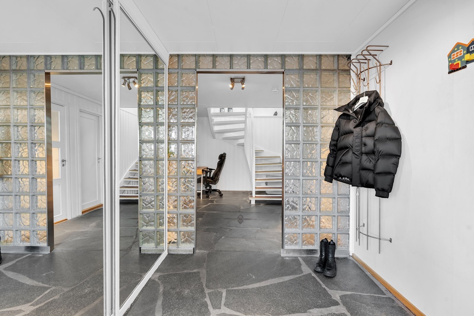 Entre med skyvedørsgarderobe Galleribilde