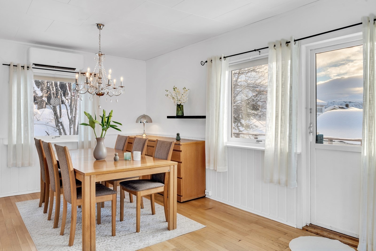 Fra spisestuen er det direkte utgang til flott sørvendt balkong. Galleribilde