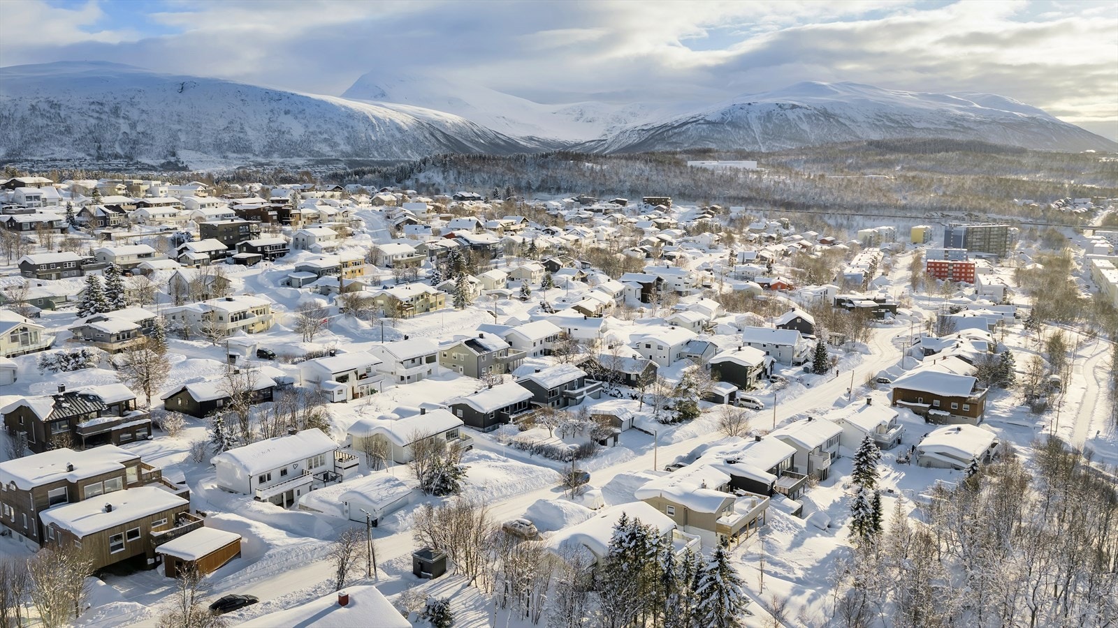 Nærhet til butikk, treningssenter, Jekta, og Tromsømarka. Galleribilde