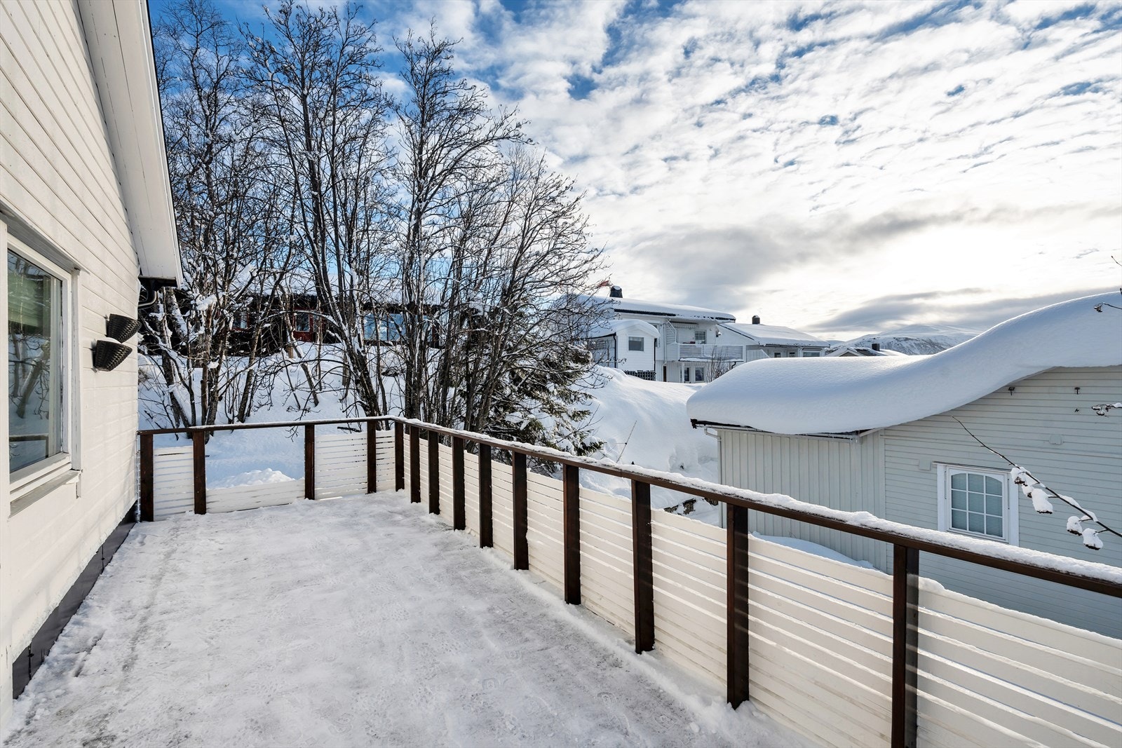 Stor balkong vendt mot sør. Her kan du nyte svært gode solforhold. Galleribilde