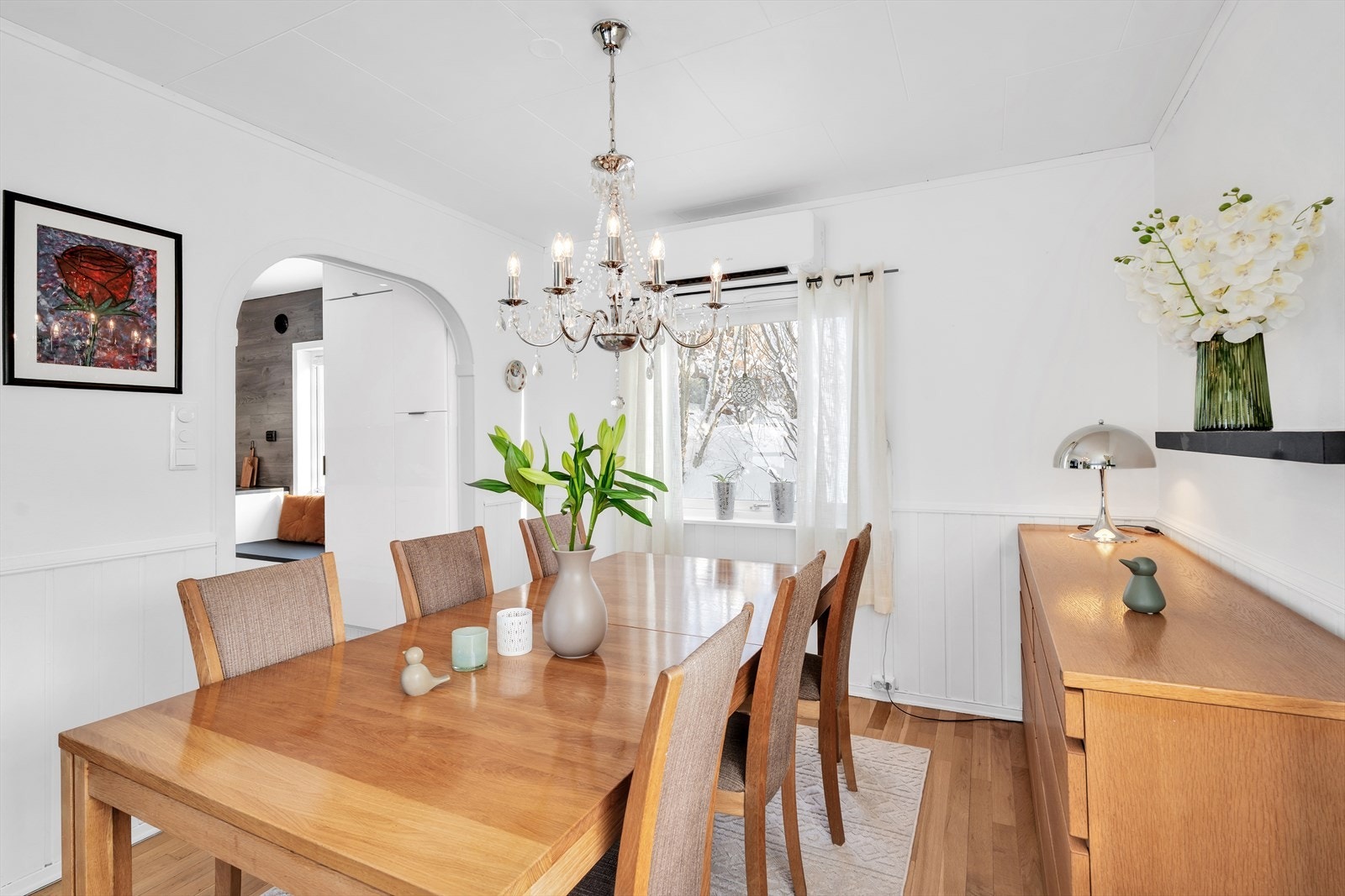 Her får du en pen og innbydende spisestue med god plass til stor spisegruppe- perfekt for hyggelige sammenkomster og større selskap! Galleribilde