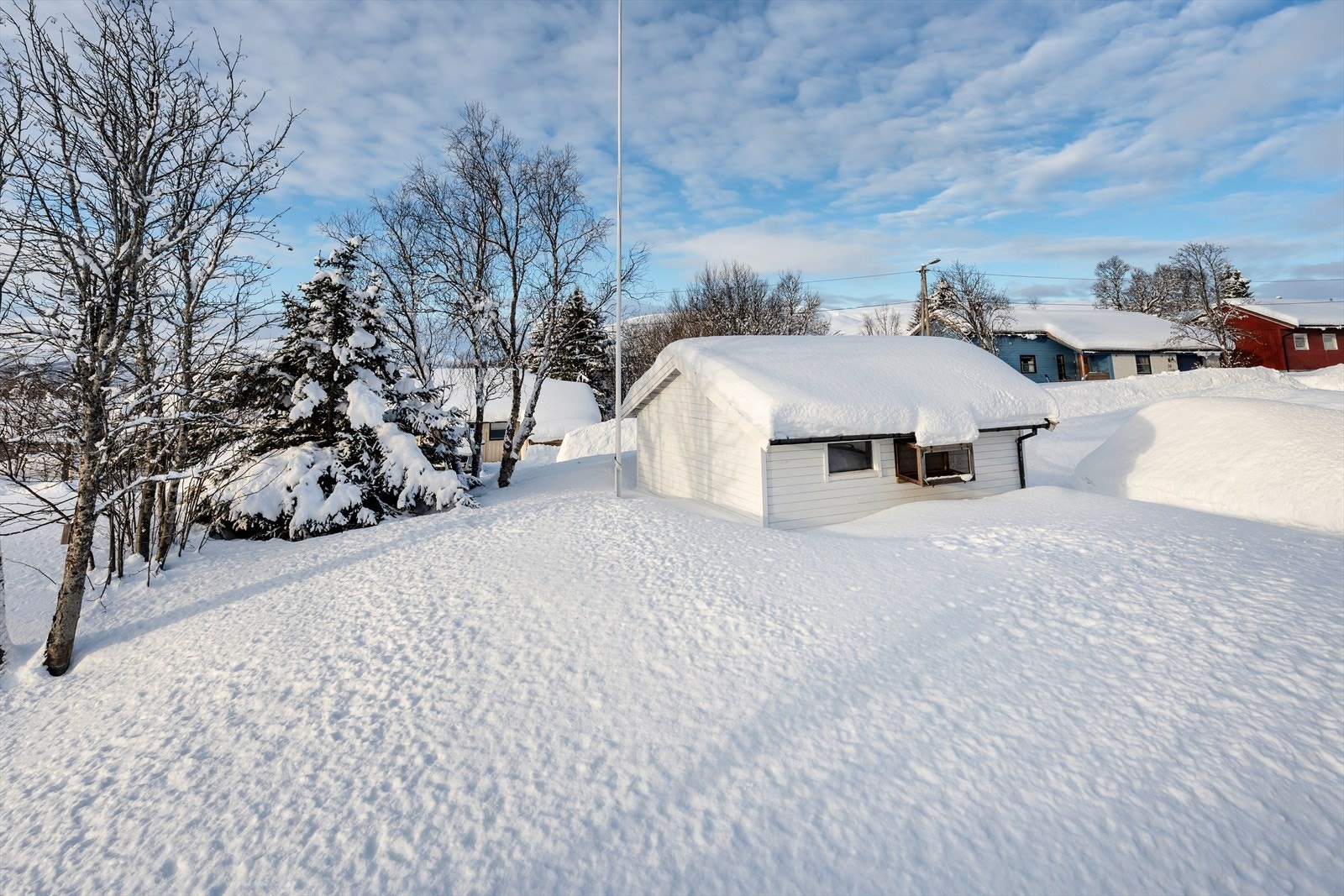Eneboligen disponerer garasje, samt flere boder som byr på godt med lagrinsplass. Stor opparbeidet hage med variert beplantning. Galleribilde