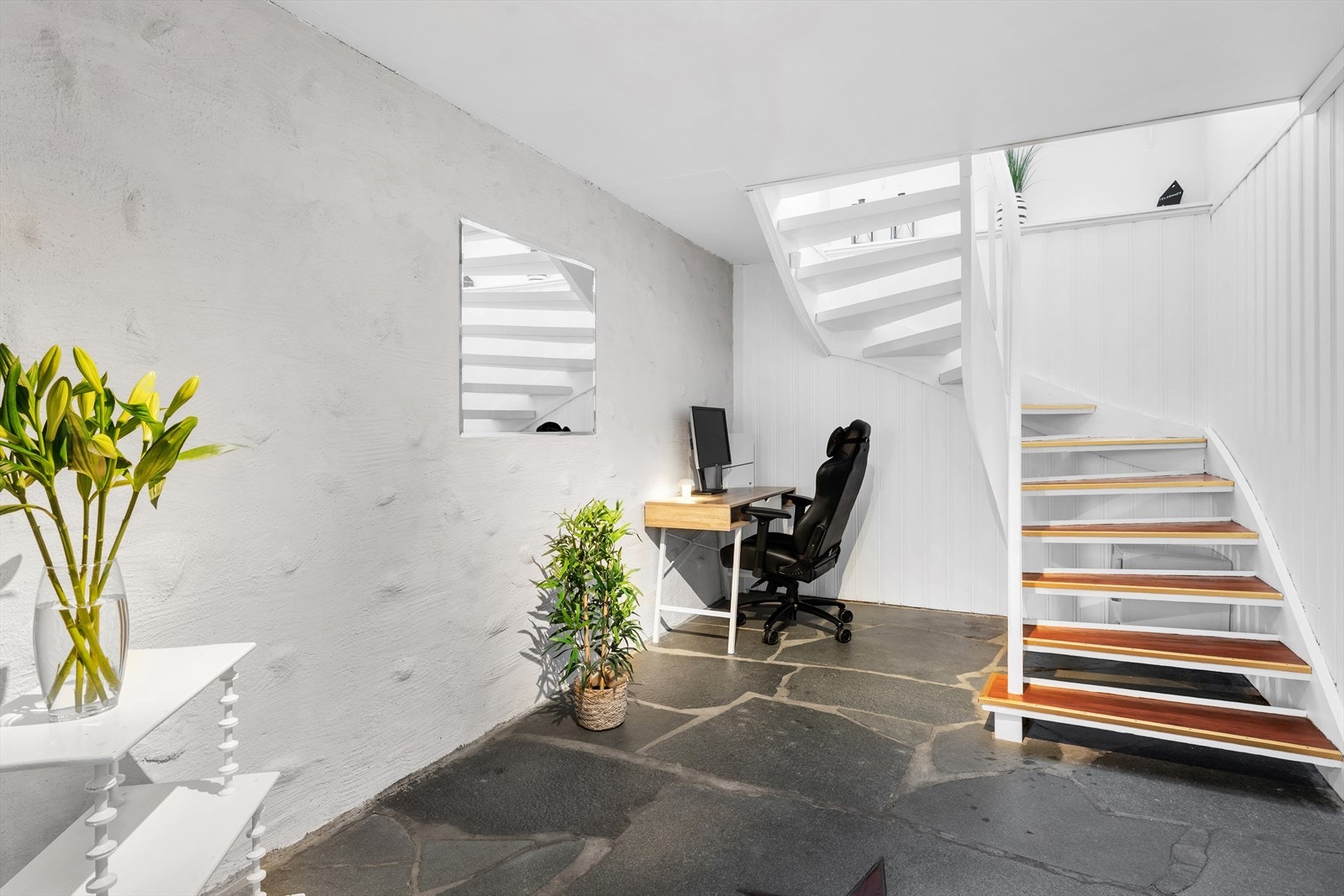 På boligens nedre plan finner du entre, mellomgang/trappegang, stue, et soverom, samt bad/vaskerom/bod. Galleribilde