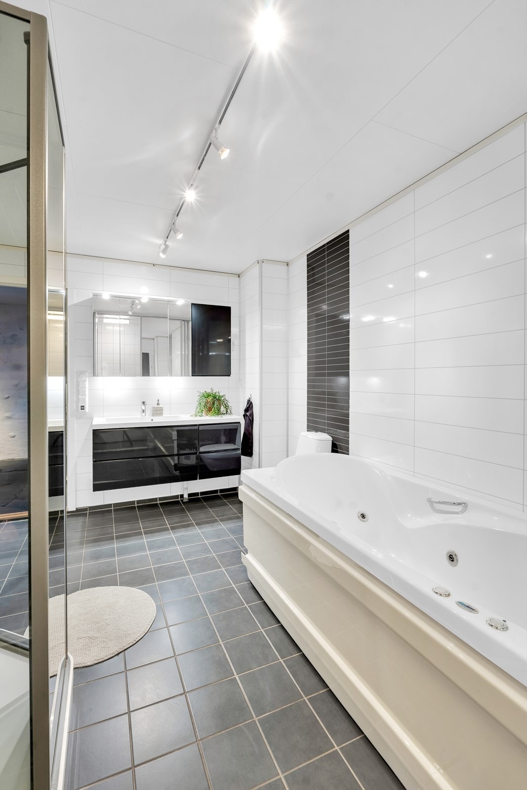 Moderne komplett flislagt bad/vaskerom med varmekabler i gulv. Galleribilde