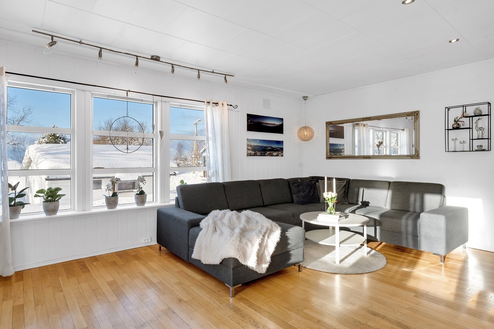 Lyse og trivelige overflater og parkettgulv, samt store vindusflater som slipper inn rikelig med naturlig lys. Galleribilde