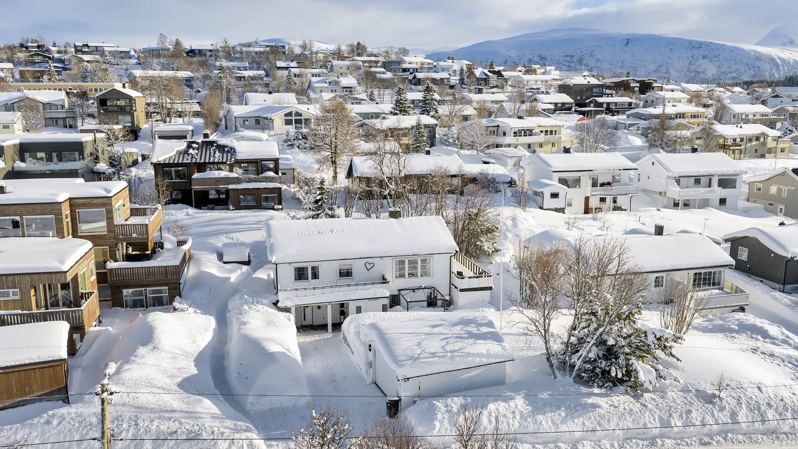 Flott og innholdsrik enebolig med garasje og attraktiv beliggenhet på Mortensnes. Galleribilde