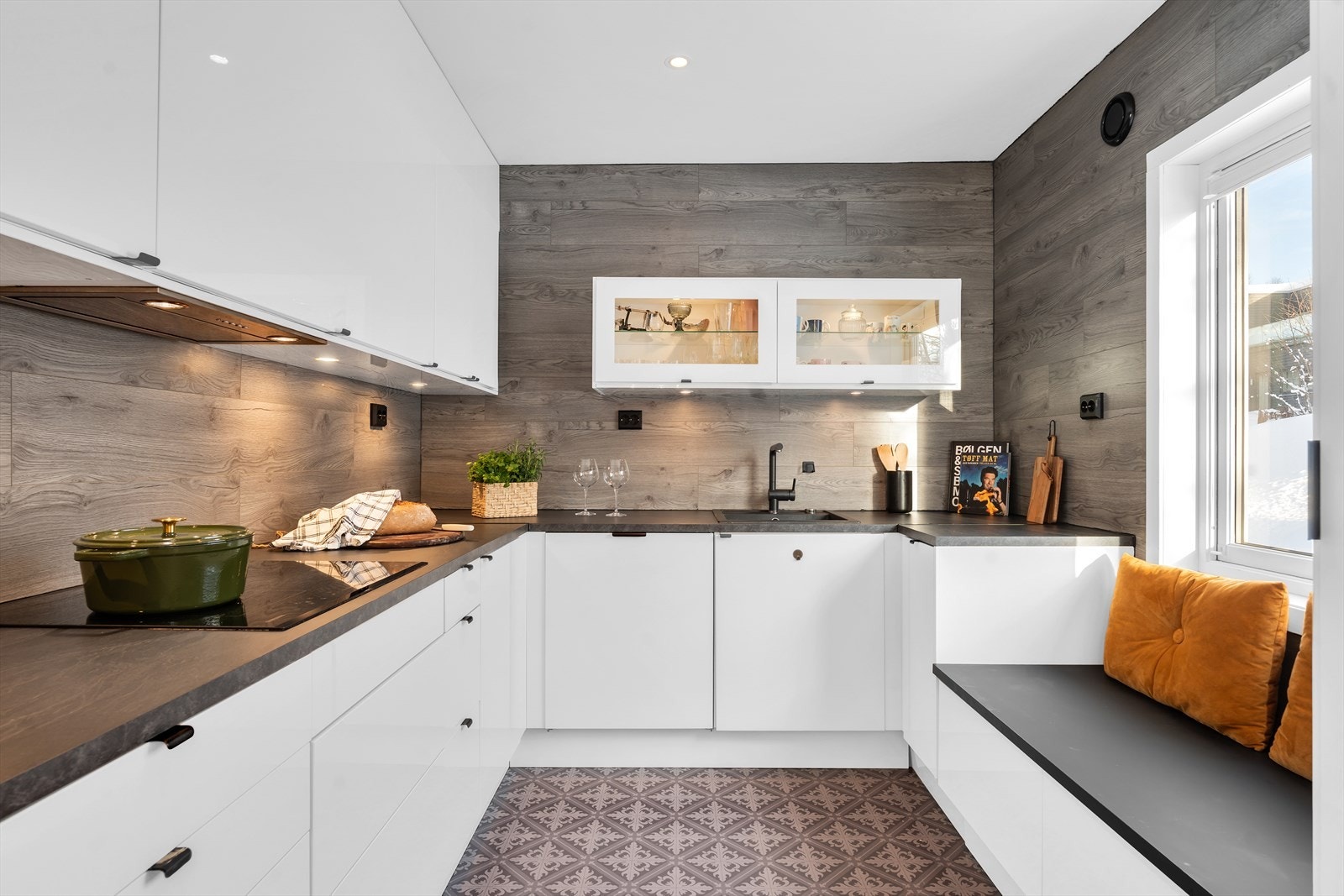 Lekkert kjøkken i hvit utførelse med glatte fronter og integrerte hvitevarer. Modernisert i nyere tid. Galleribilde