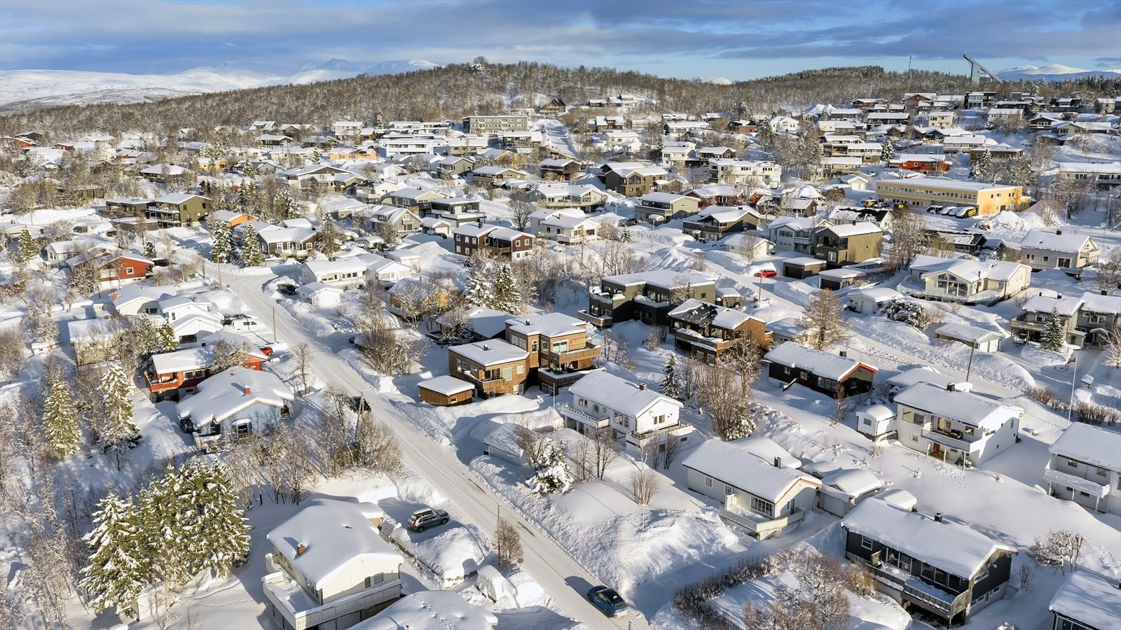 Boligen ligger sentralt til i det attraktive boområdet Mortensnes, på Tromsøyas vestside. Galleribilde