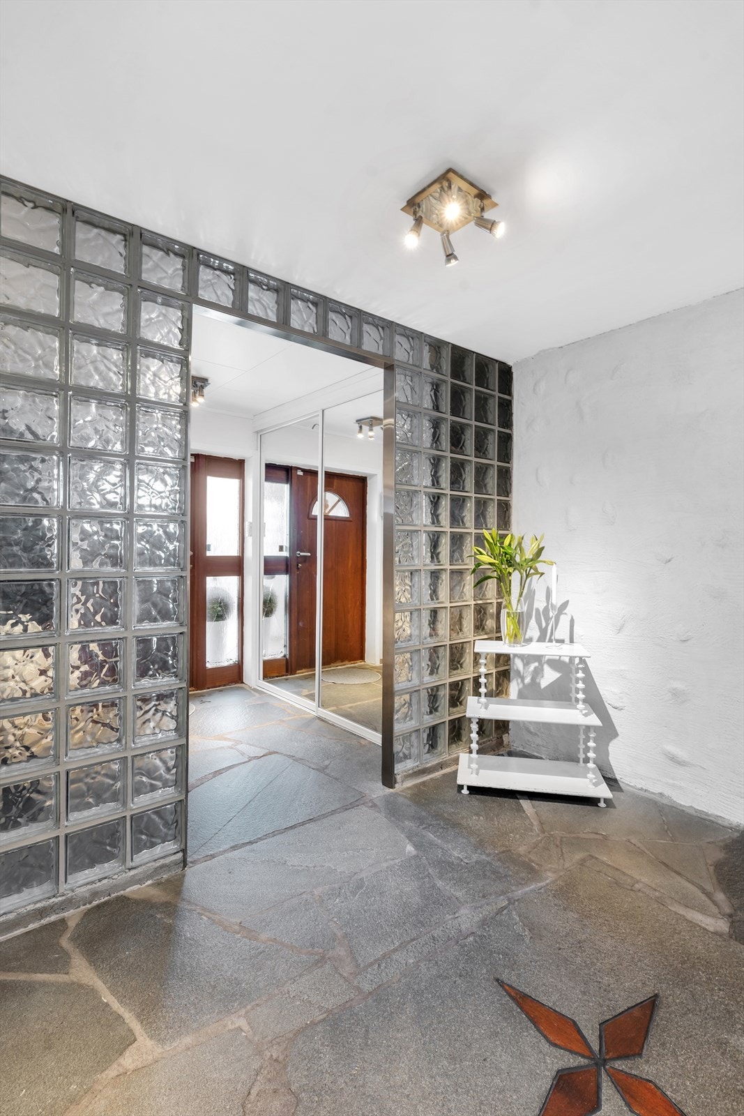 Flott Altaskifer lagt på gulv i entre og mellomgang Galleribilde