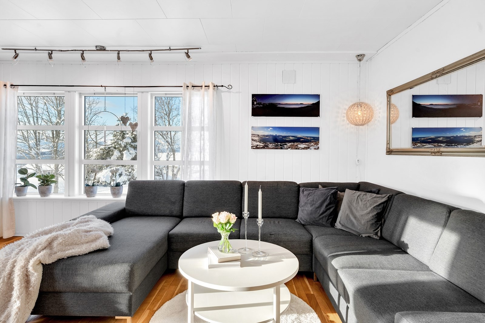 Romslig planløsning med god plass til stor sittegruppe og annet ønsket møblement Galleribilde
