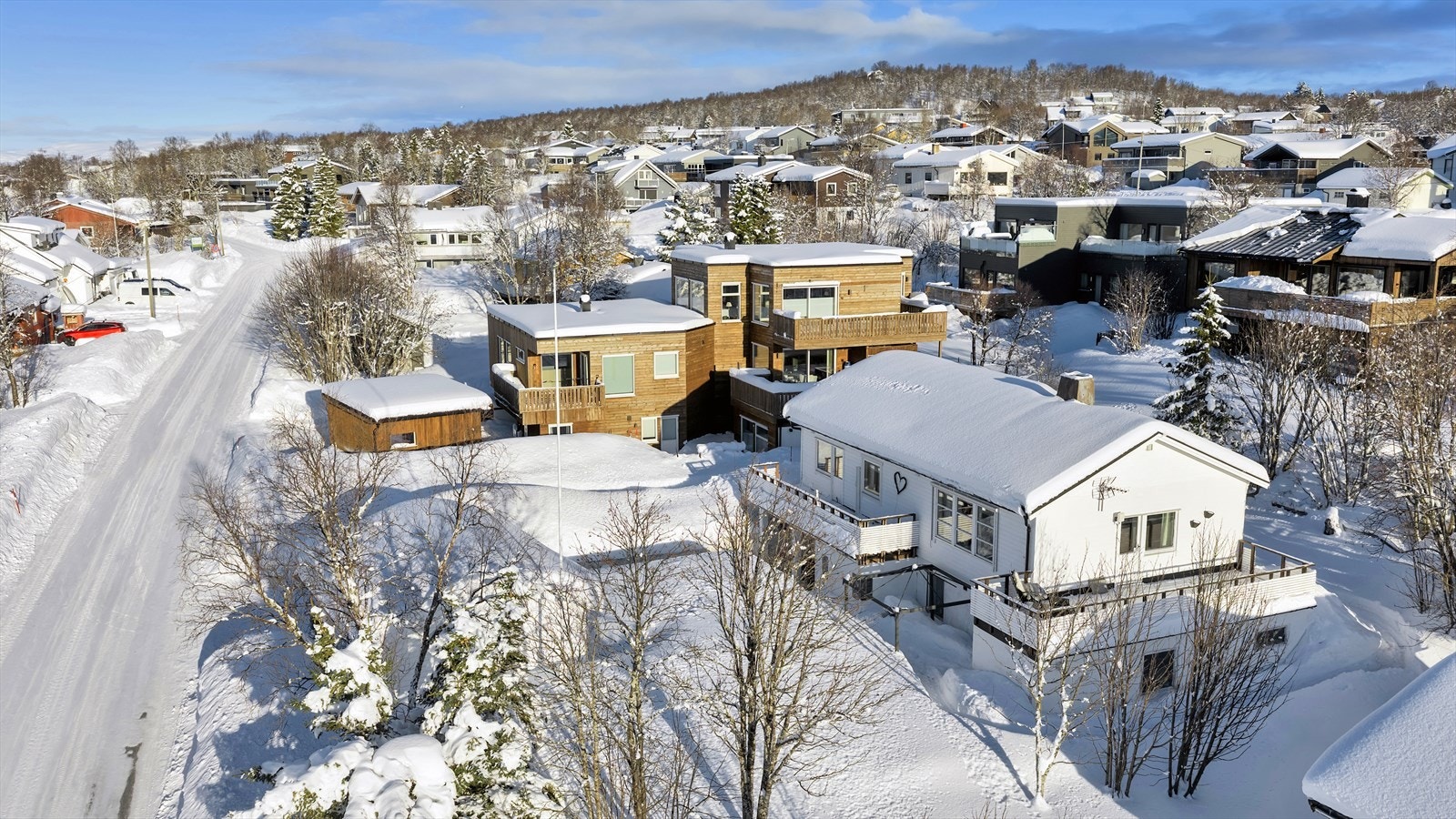 Eiendommen har vestvendt beliggenhet på en 887 kvm tomt. Større bod på både nordsiden og sørsiden av første etasje. Galleribilde
