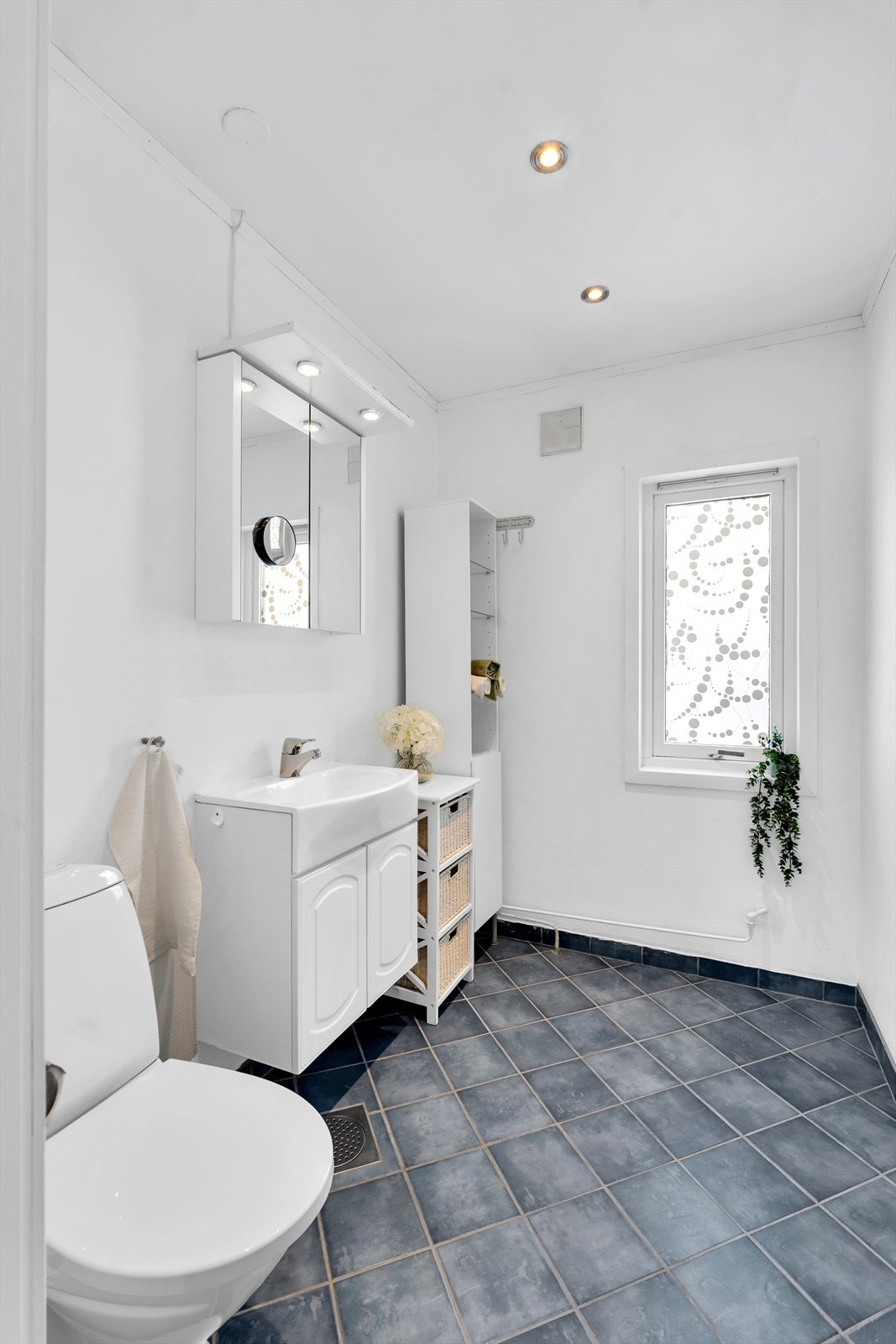 Bad nummer 1 med flislagt gulv og varmekabler. Galleribilde