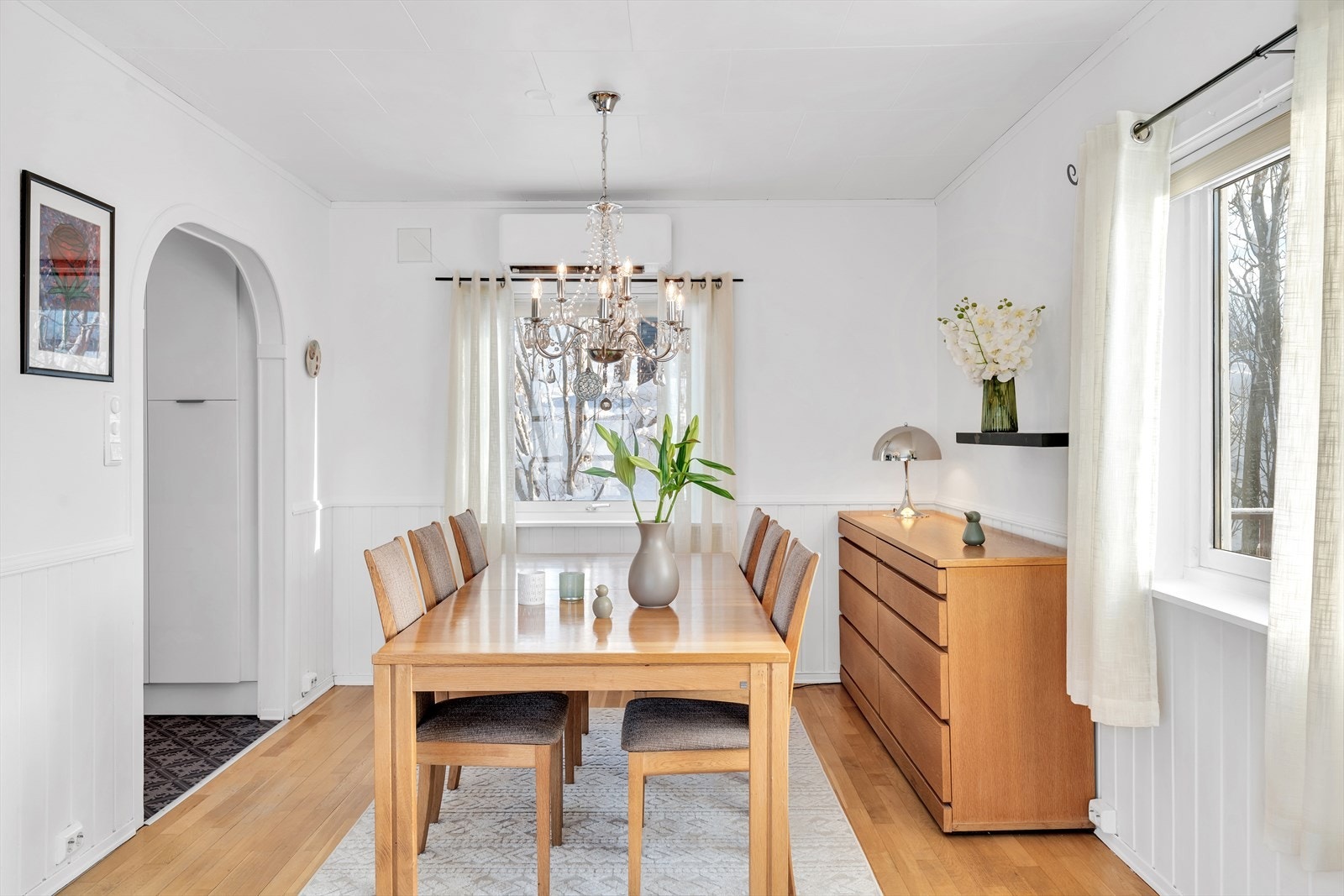 Spisestuen faller naturlig inn like i nærheten av kjøkkenet. Galleribilde